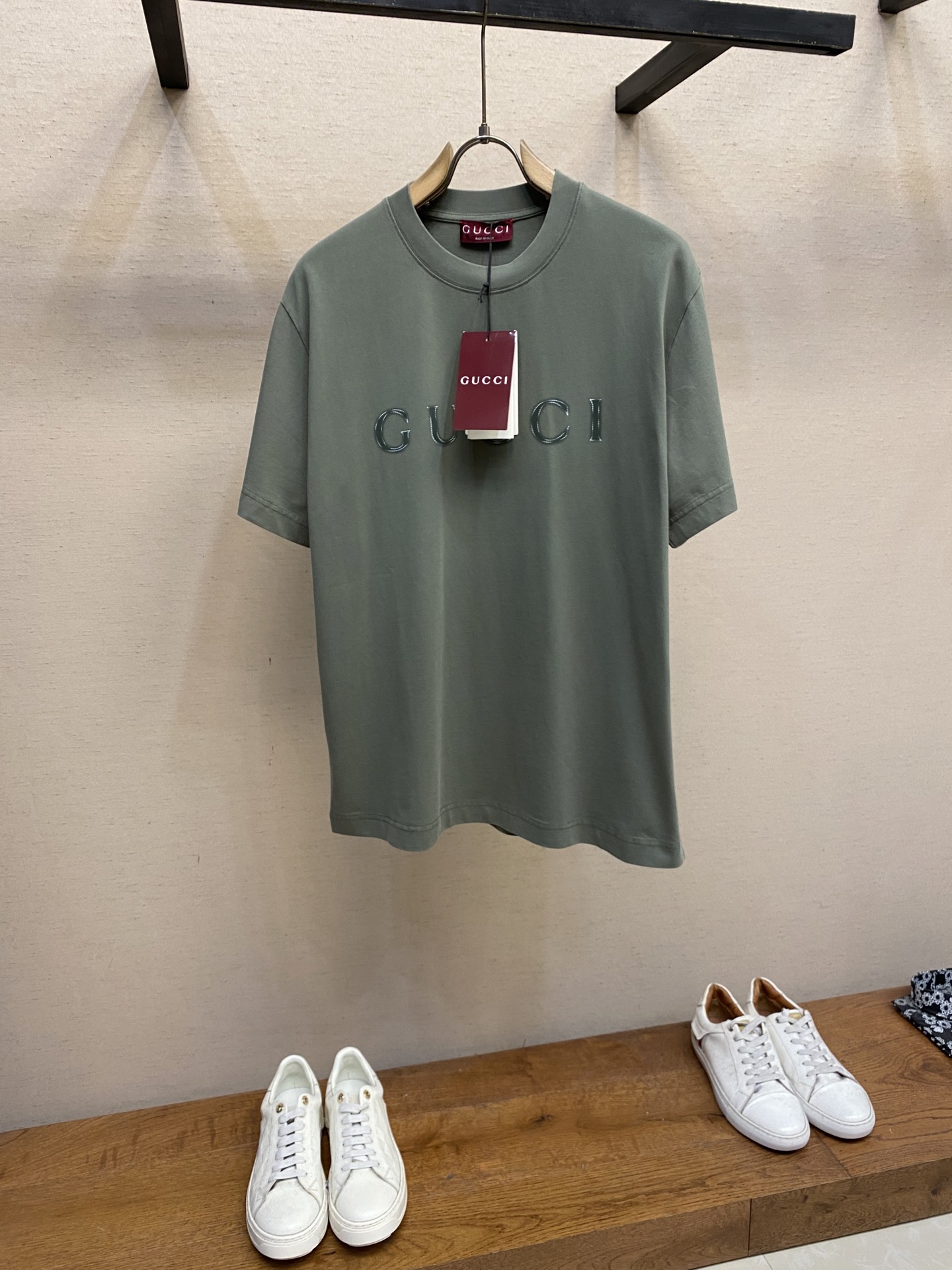NO:509938,Gucci, [Replica] G Home G*cci Forest Green Heavy Clothing Fried Cotton Half-Sleeve T-shirt This T-shirt is made of Forest Green Heavy Knitted Cotton Ingenuity, embellished with Gu*ci logo prints, and fully expresses the unique charm. It is recommended to dry cleaning or reverse wrap laundry bags with cold water and machine washing!  Size S-XL, gucci, gucci, tees, t-shirt, alexander wang19860909Gucci,【复刻】G家G*cci 森林绿重磅成衣炒色棉质半袖T恤 这款T恤以森林绿重磅针织棉匠心打造,缀饰Gu*ci标识印花,尽释别样风韵. 建议干洗或反面包裹洗衣袋冷水快速机洗！ 尺码S-XL,,gucci,gucci,tees，t-shirt,alexander wang,Men's clothing