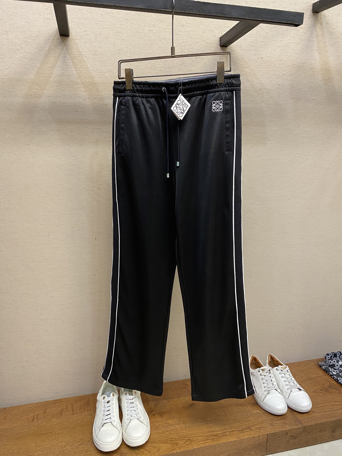 NO:470469,Loewe, Loewe embroidered webbing trousers, the fabric is made of 40 silk double-sided, original custom fabric. The latest imported weaving machine is woven, with high-density texture and the ready-to-wear style is very three-dimensional. The craft embroidery adopts three-dimensional flat embroidery, and the number of high-density embroidery needles is as high as 6400 stitches. The auxiliary material 1 waist webbing adopts pure cotton custom-woven jacquard technology, and the entire head and waist strips are equipped with LOEWE brand logo. The auxiliary material 2 rear pocket zipper is customized with nylon material, and the zipper is equipped with LOEWE brand logo. The auxiliary material 3 webbing adopts pure cotton fixed weaving original 11 sizes, and the letter belt is made of silver yarn fixed weaving Size S-XL,,loewe,loewe,real silk,alexander wang19860909Loewe,罗意威刺绣织带长裤 面料采用40支真丝光双面,原版定制面料. 最新进口织布机织出,高密度纹路,成衣版型非常立体. 工艺刺绣采用立体平面刺绣,高密度刺绣针数高达6400针. 辅料1腰头织带采用纯棉定制织提花工艺,整头腰条都带有LOEWE品牌logo. 辅料2后口袋拉链采用尼龙材料定制材料,拉链带有LOEWE品牌logo. 辅料3织带采用纯棉定织原版11尺寸,字母带采用银光纱织定织 尺码S-XL,,loewe,loewe,real silk,alexander wang,Men's clothing