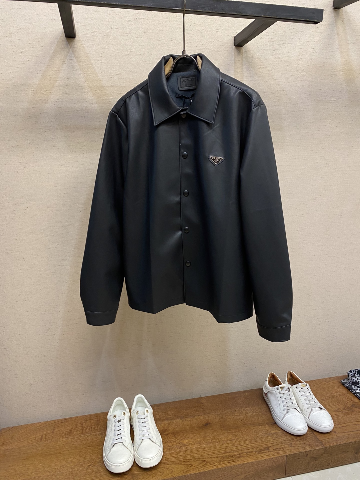 NO:470477,Prada, lambskin composite jacket shirt The fabric is made of 1.0-thick lambskin fabric. The fabric is made of the bottom composite process, which can make the clothes more three-dimensional. The craft is made of Germany's latest buried clamping and edge wrapping machine. The whole garment is used for buried clamping and edge wrapping. The button of the auxiliary material is painted and matte, and the bottom is equipped with the P brand iconic logo. The main logo of the auxiliary material 2 collar is made of original lambskin cut 11 sizes and has the embossed brand iconic logo on the surface. This shirt jacket is reinterpreted with new and exquisite details such as sheepskin lapels, demonstrating practical functions and versatile characteristics, and can create a fashionable original creation. ● Regular version ● Sheepskin collar ● Straight sleeves ● Button closure ● Straight cuffs ● Regular shoulders ● Straight bottom edge ● Lined and quilted ● Triangular logo  Size S, M, L, prada, jackets & coats,shirts,leather jacket, sheepskin,alexander wang19860909Prada,小羊皮复合夹克衬衫 面料采用1.0厚度小羊皮面料,该款面料做了底部复合工艺,可使衣服更有立体感. 工艺该款采用德国最新埋夹包边机做成,整件衣服都用于埋夹工艺与边位包边. 辅料1纽扣采用喷漆磨砂电镀效果,底部带有P品牌标志性logo. 辅料2领口主标采用原版小羊皮切割11大小尺寸,面上带有压花品牌标志性logo. 这款衬衫夹克采用羊皮翻领等全新精致细节重新诠释,彰显实用功能与百搭特性,可打造时尚的原创造型. ●常规版型●羊皮衣领●直筒袖●纽扣开合 ●直筒袖口●常规肩部●平直底边 ●带衬里和绗缝 ●三角形徽标 尺码S,M,L,,prada,jackets & coats,shirts,leather jacket,sheepskin,alexander wang,Men's clothing