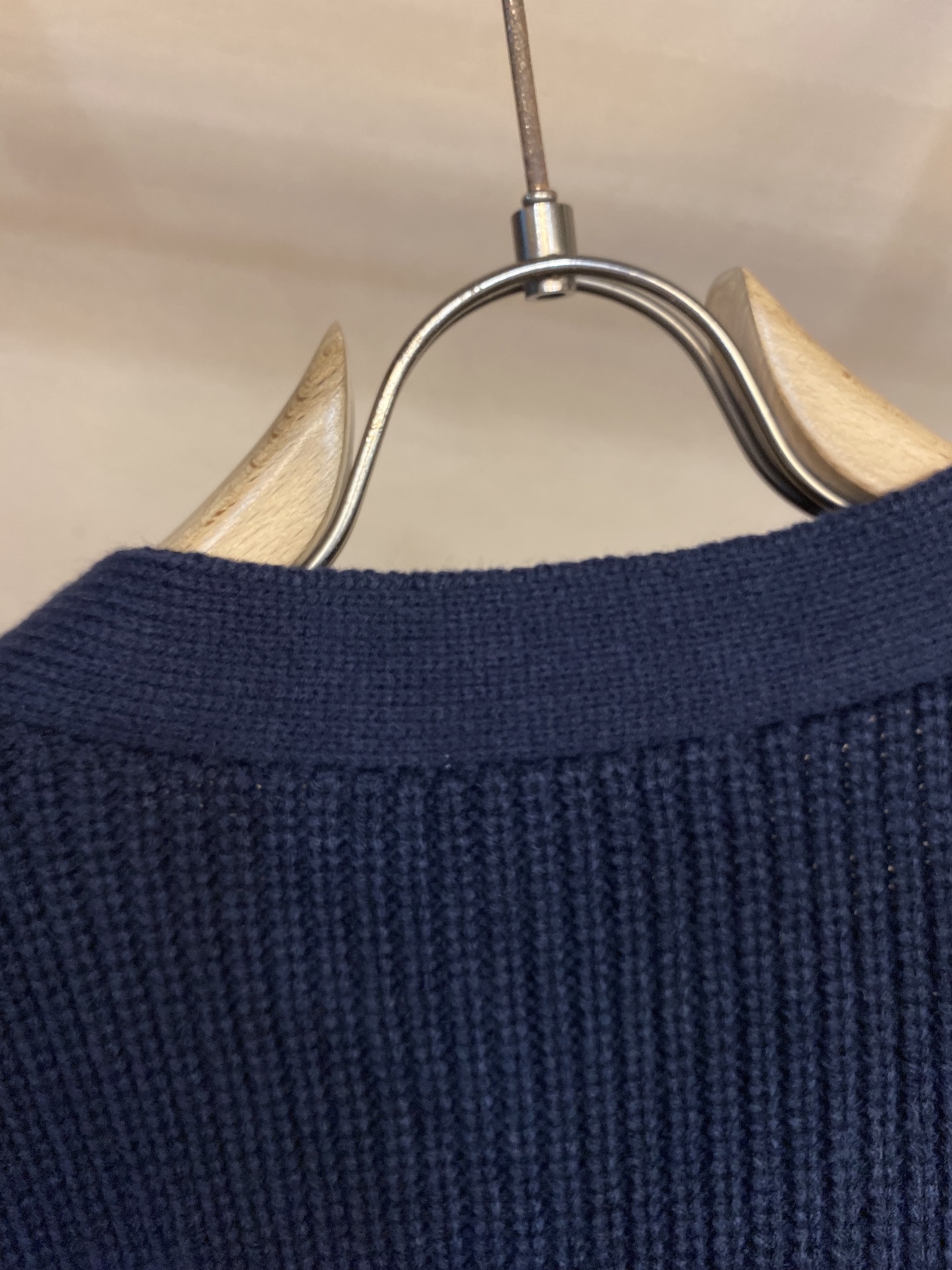 Miu Miu Oversize Wool-Cotton Knit Shirt with Horn Buttons - 图片 9