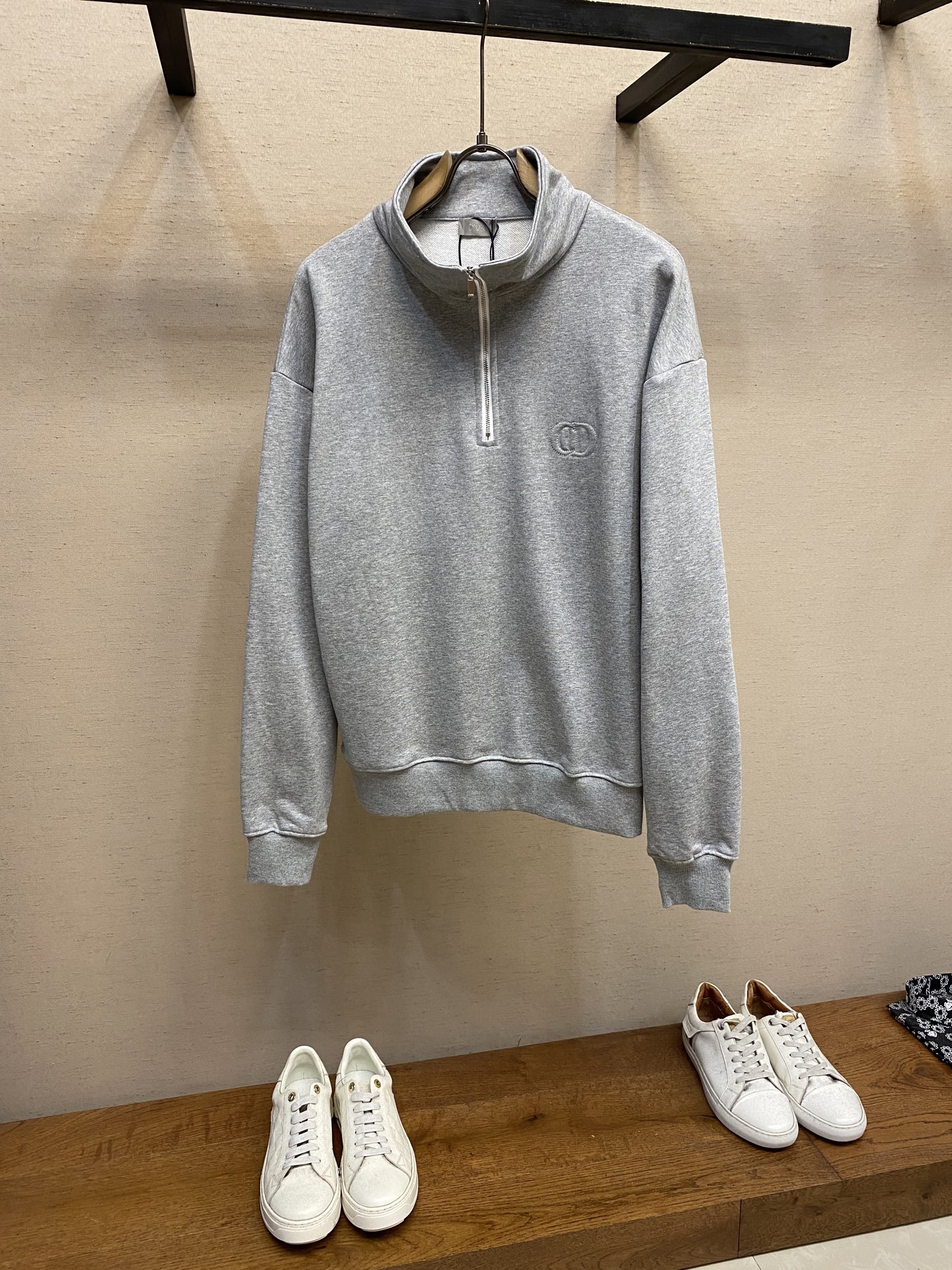 Dior Embroidered CD Symbol Polo Zipper: Velvet Polo with Iconic Embroidery - 图片 1
