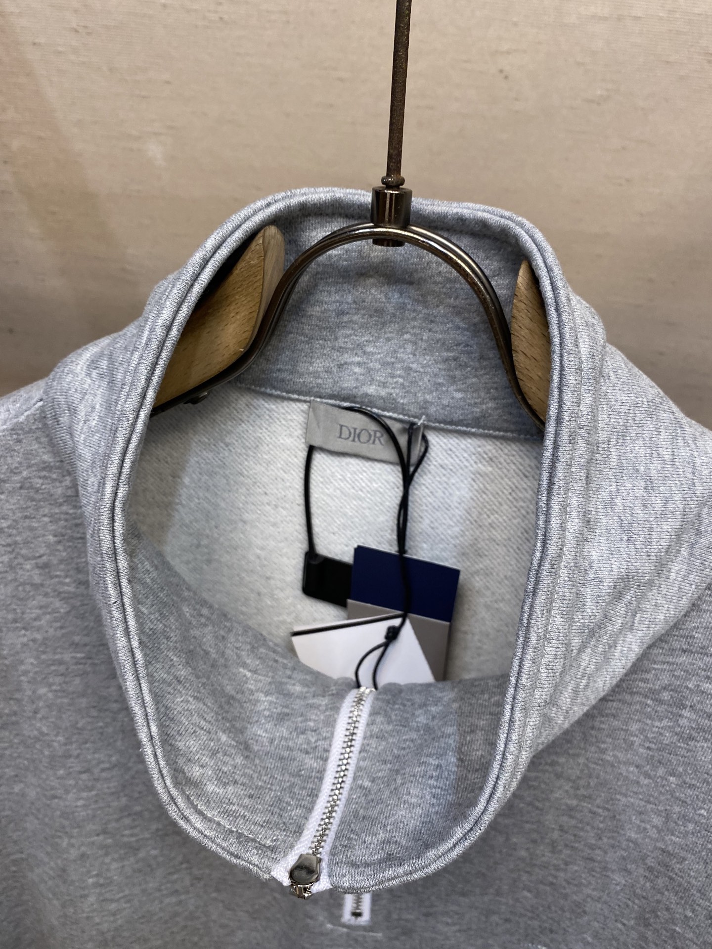 Dior Embroidered CD Symbol Polo Zipper: Velvet Polo with Iconic Embroidery - 图片 3