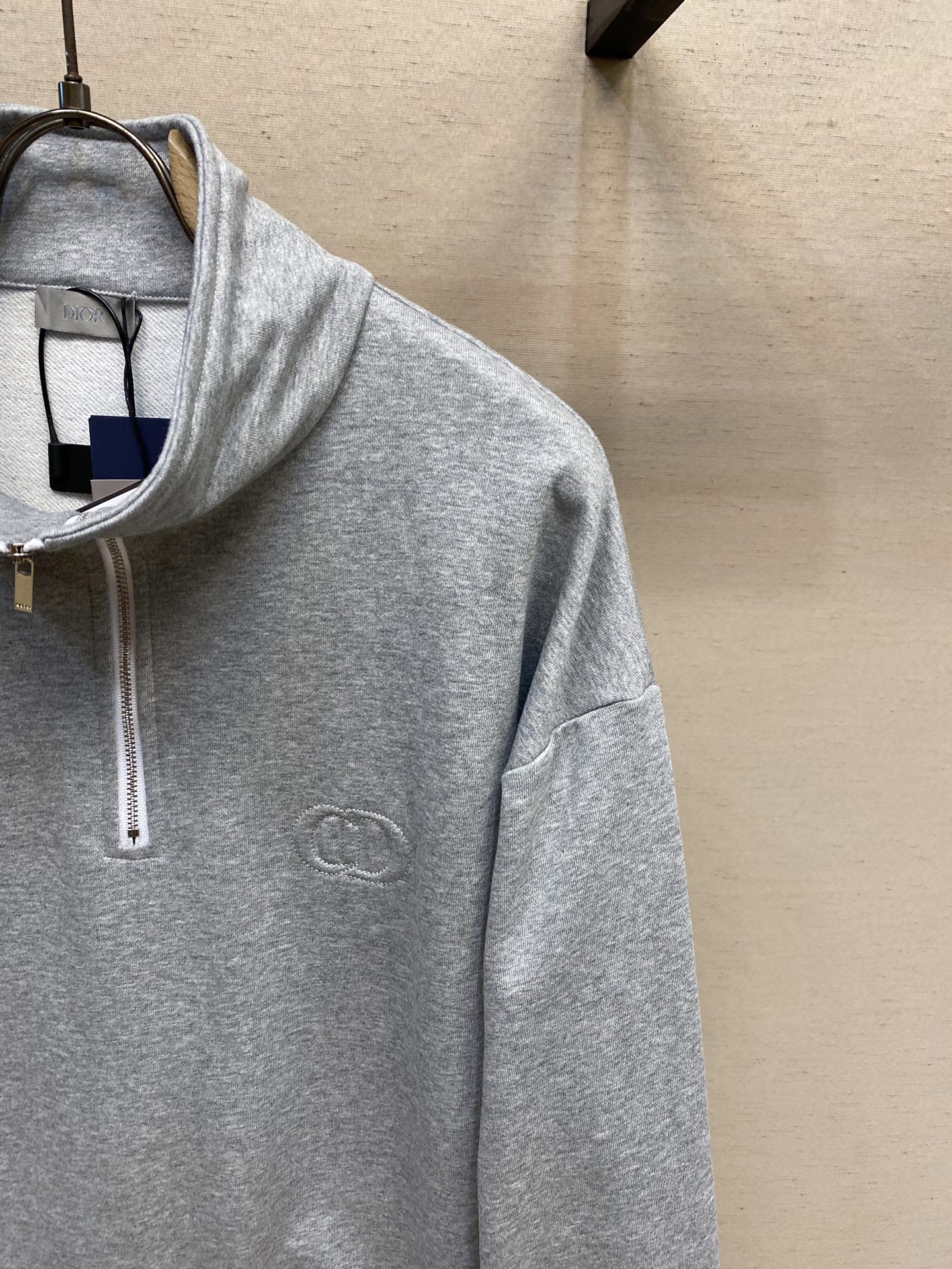 Dior Embroidered CD Symbol Polo Zipper: Velvet Polo with Iconic Embroidery - 图片 4