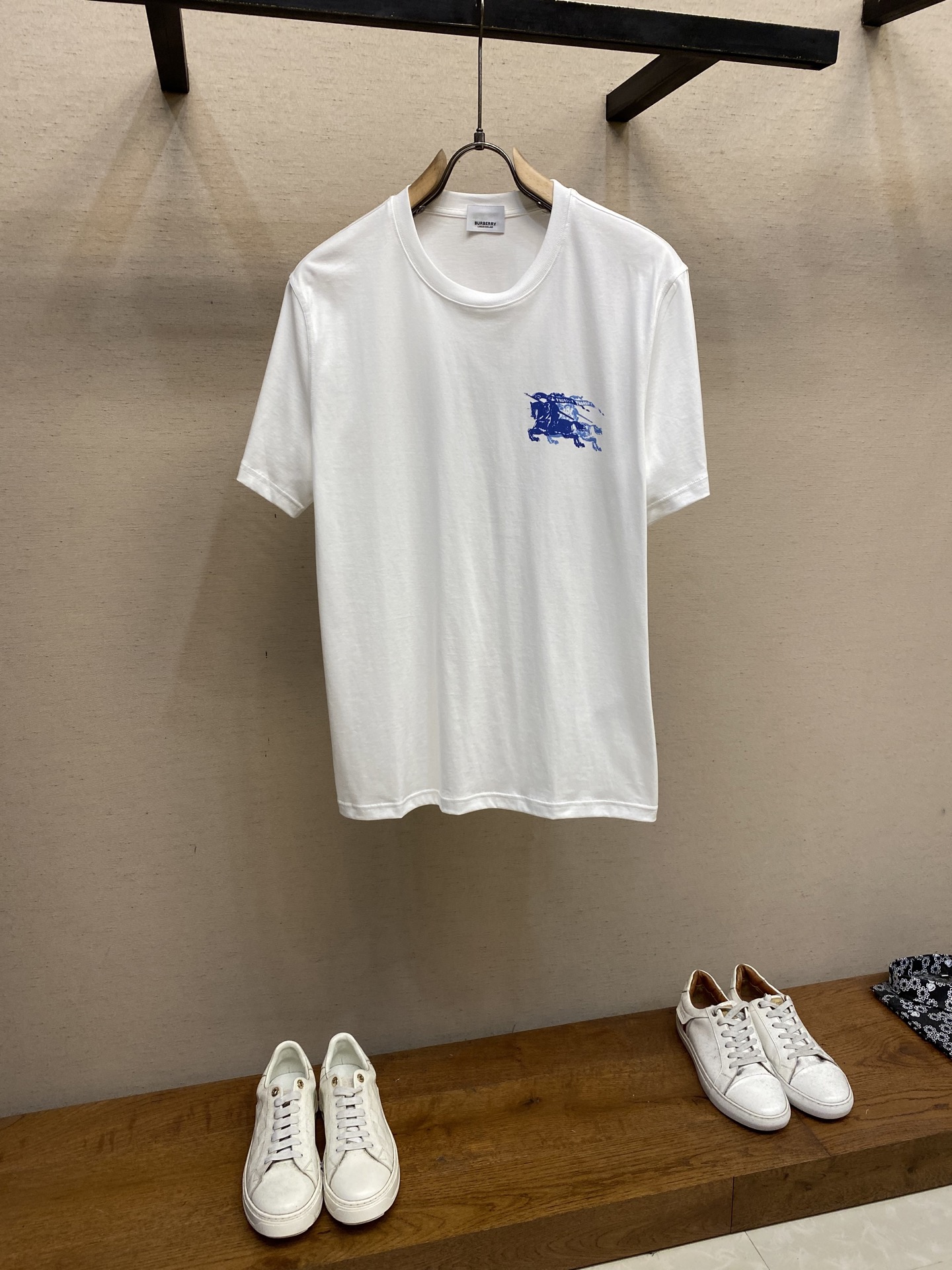 NO:470429,BBR, new short-sleeved yyds, daily eye-closing, custom-made pure cotton elastic cotton fabric short-sleeved T-shirt, charm lies in creating a simple and luxurious fashion, and feel the unique temperament of the British style at will. The loose style shows a casual and casual style, whether it is matched with jeans, casual pants, or skirts, it can show a unique personality. Size S-2xl, skirts, jeans, T-shirt, tees, t-shirt, alexander wang19860909BBR,新款短袖yyds 日常出门闭眼搭 定制纯棉弹力棉面料短袖T恤 魅力在于创造了简约奢华感的时尚,随意搭配感受英式风格独特气质. 宽松的版型展现出休闲随意的风格,无论是搭配牛仔裤、休闲裤、还是裙子,都能展现出独特的个性 尺码S-2xl,,skirts,jeans,T-shirt,tees，t-shirt,alexander wang,Men's clothing