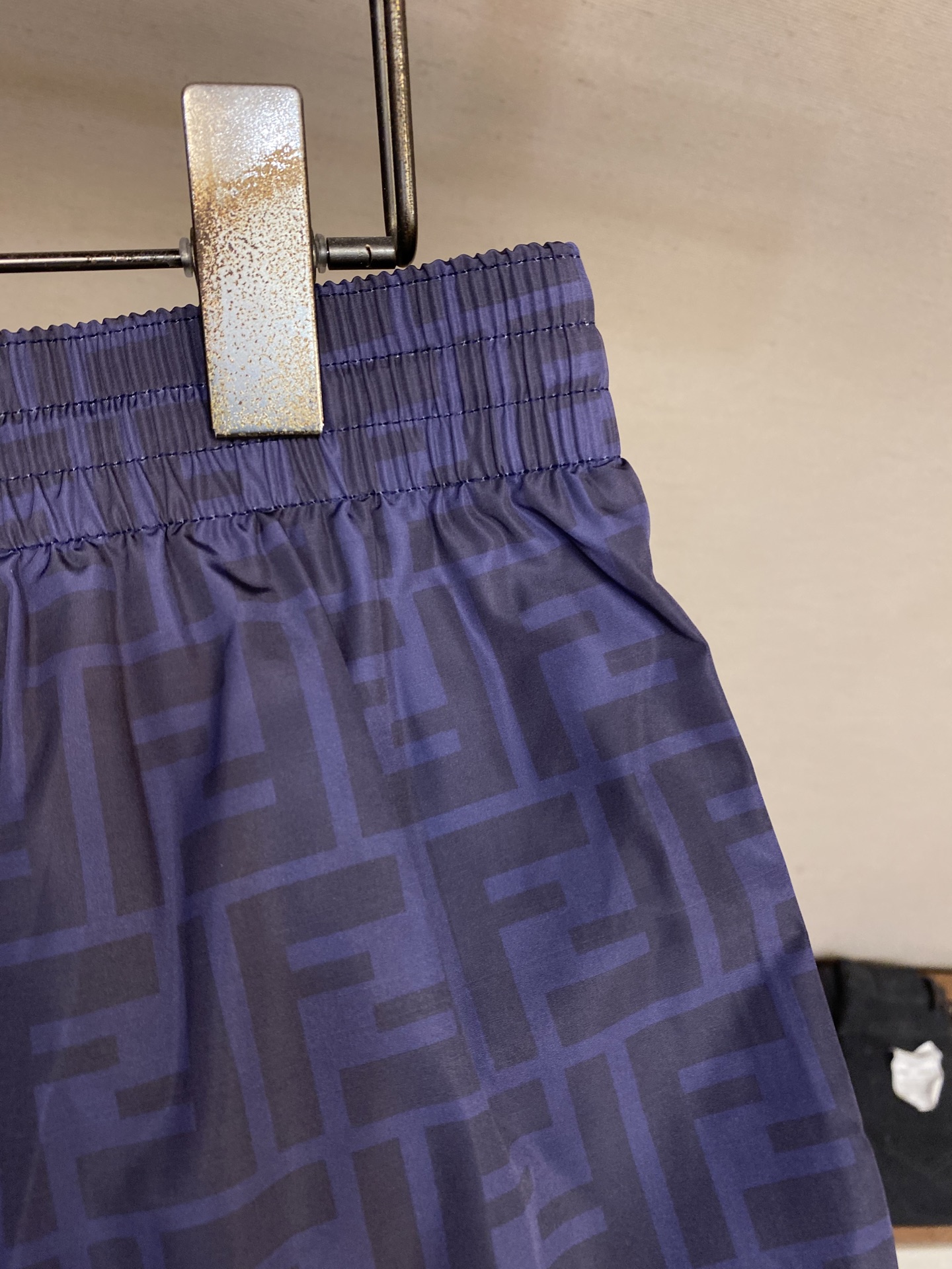 Fendi 2025 Summer Beach Travel Essentials: Leisure Shorts, Classic Booms, Colorful Beach Shorts - 图片 9