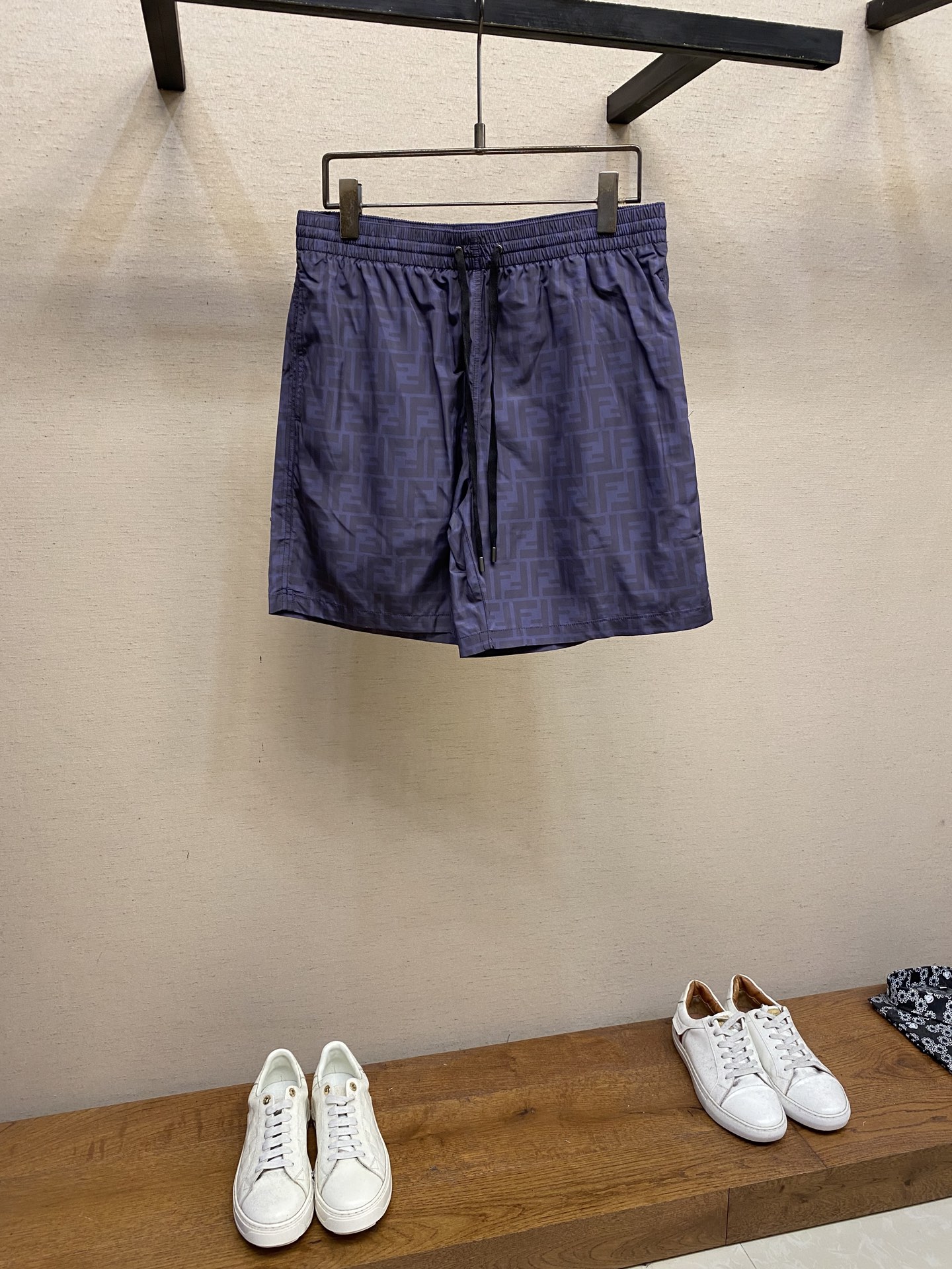 Fendi 2025 Summer Beach Travel Essentials: Leisure Shorts, Classic Booms, Colorful Beach Shorts - 图片 1