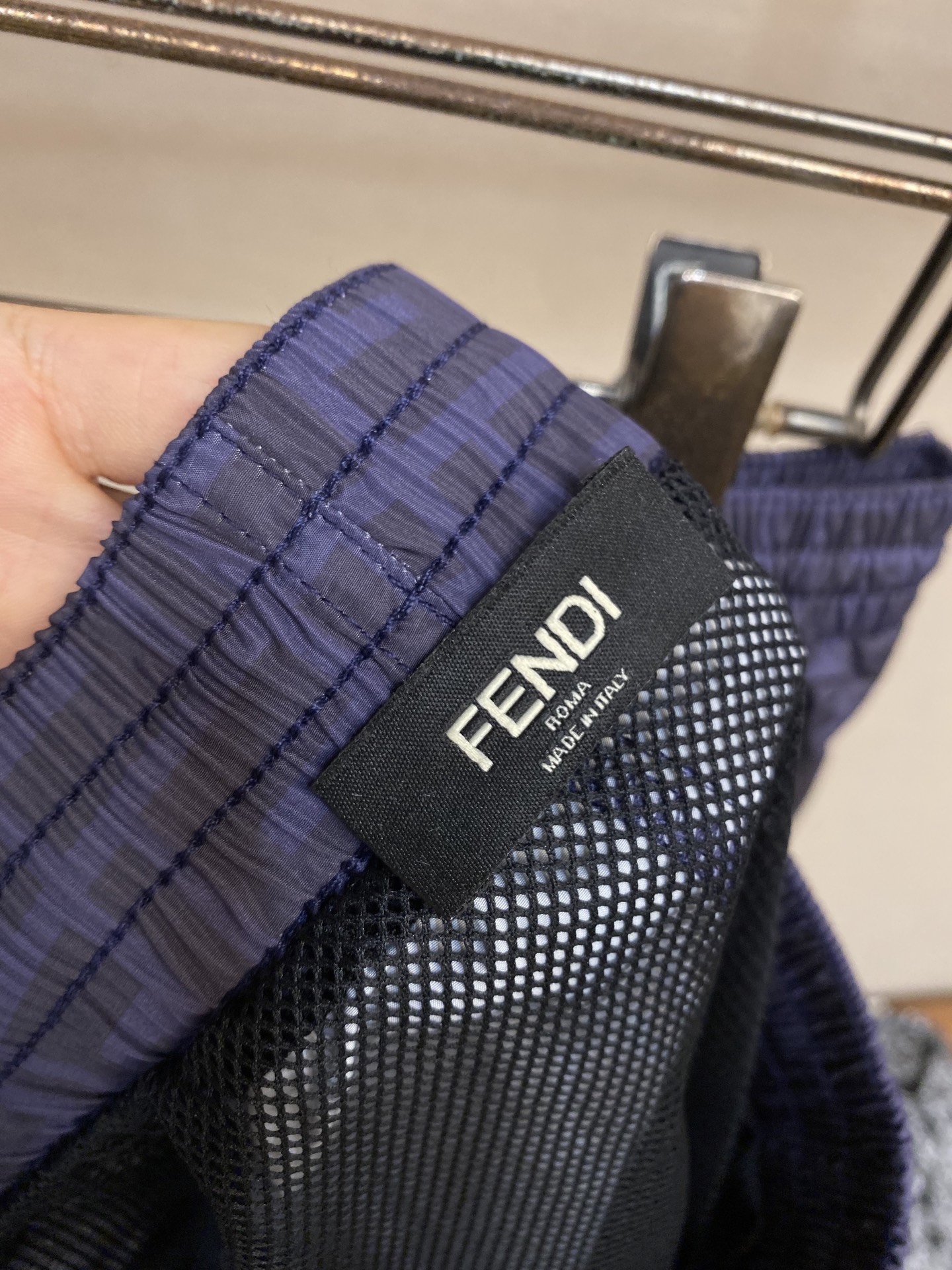 Fendi 2025 Summer Beach Travel Essentials: Leisure Shorts, Classic Booms, Colorful Beach Shorts - 图片 3