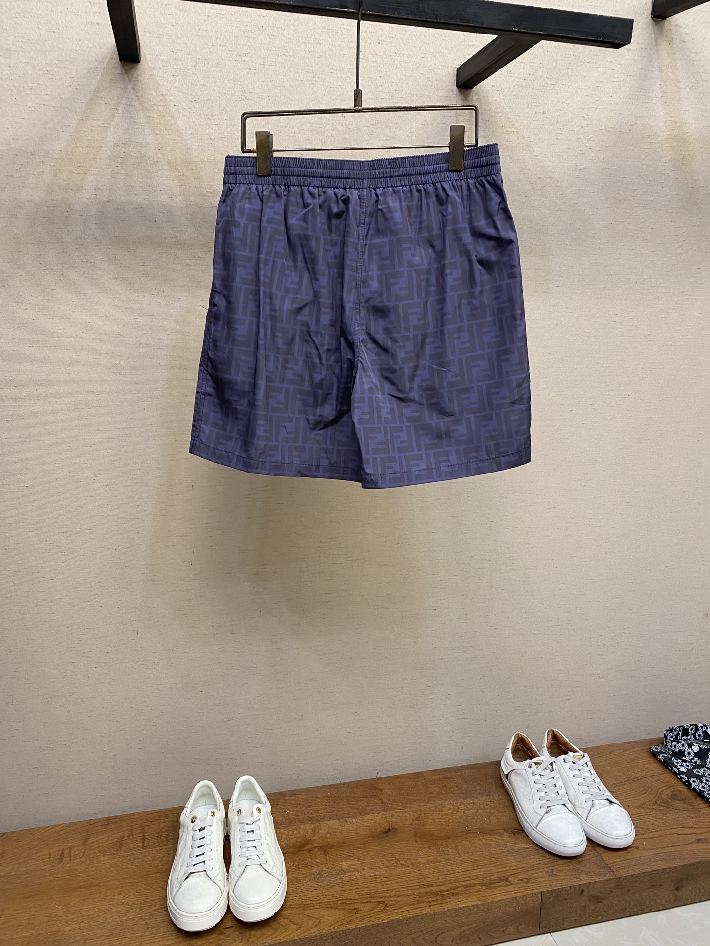 Fendi 2025 Summer Beach Travel Essentials: Leisure Shorts, Classic Booms, Colorful Beach Shorts - 图片 2