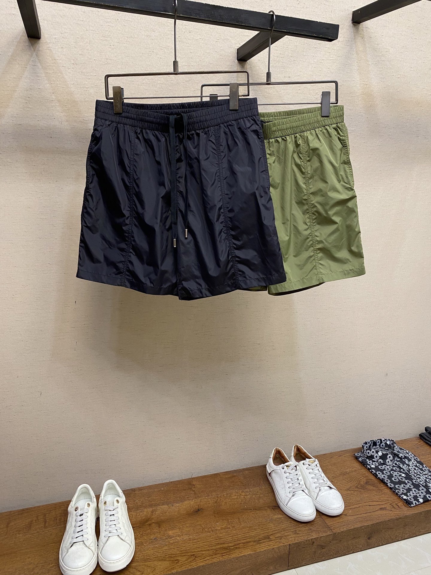 Summer Beach Tour Recreational Shorts with Classic Bangs and Colorful Details - 图片 3