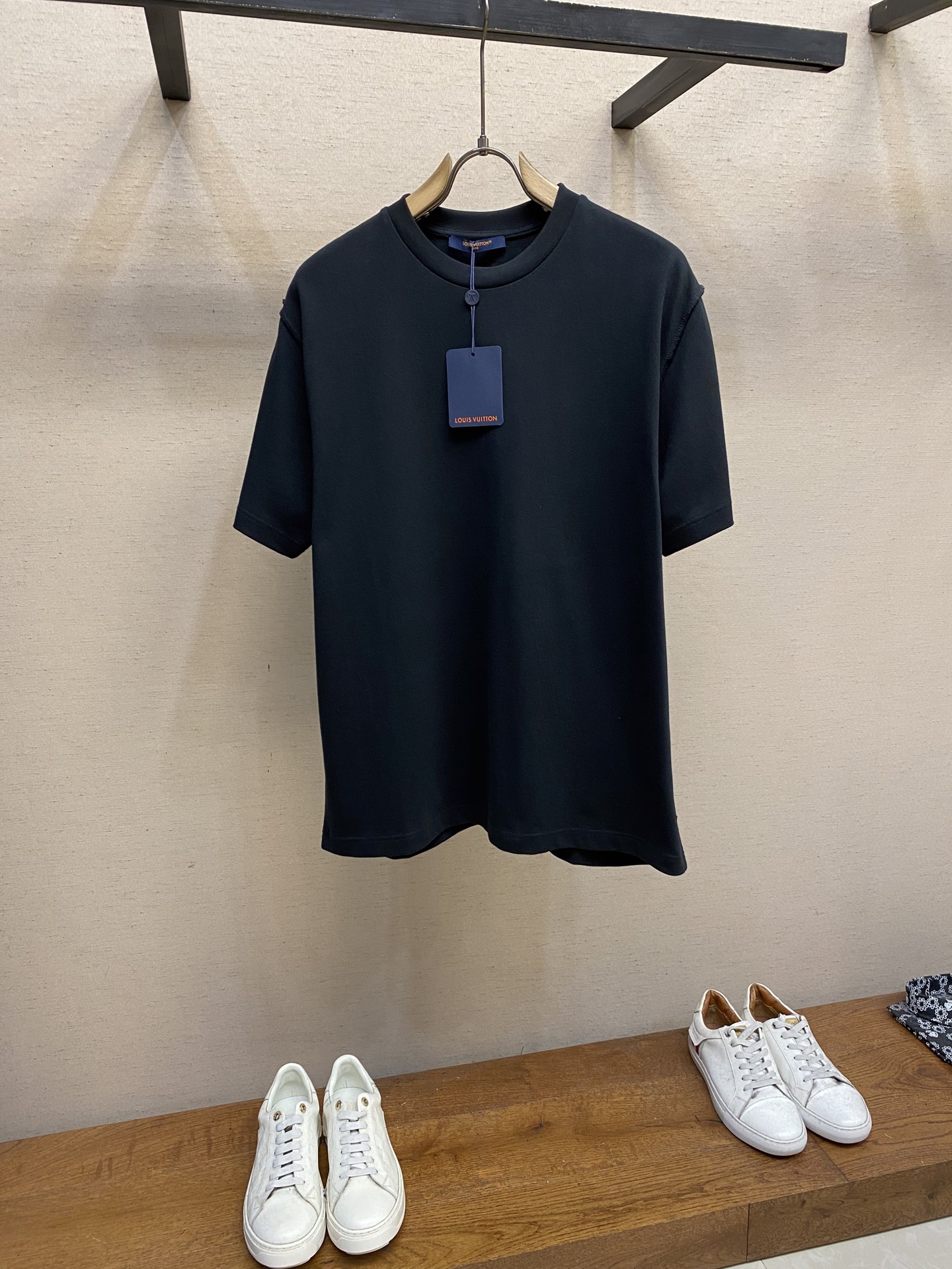 NO:467742,1V, OS loose version for men and women 1V Louis Classic Label snap buckle half-sleeved T-shirt ZP custom 250g rewashing cotton two-stitch three-line ZP version low-key luxury versatile OS loose version design super age-reducing style!  Please quickly machine-wash the back of pure cotton fabrics and dry them naturally. Avoid soaking/washing in warm water!   The first black designer in L*'s history. He is the CEO and founder of Off-Whit*. Yes, those celebrity idols are all calling, and items with yellow streamers and warning slashes are all from him. Virgil Abloh can be said to be a real 'hot manufacturing machine'. His other well-known identity is Kanye's styling consultant. 'Coconut shoes' Yeezy is the money-making killer that Virgil helped Kanye together. Virgil Abloh brings the young DNA of trendy brands to Louis*Vuitto* In recent years, major brands have paid attention to street culture, from Balenciag* to the current Louis* Vuitto*, they are getting younger and more fashionable!  !  Size S-XL, balenciaga, off white, louis vuitton, louis vuitton,tees, t-shirt,alexander wang198609091V、OS宽松版男女同款1V 路易 经典 标签卡扣 半袖T恤 ZP订制250克重洗水棉 双肩两针三线ZP打版 低调奢华百搭款 OS宽松版型设计超级减龄款！纯棉织品请反面快速机洗自然晾干,忌浸泡/温水洗涤！  L*历史上首位黑人设计师.他是Off-Whit*的CEO兼创始人,对,那些明星爱豆全都在打call、带有黄色飘带和警示斜杠的单品都是出自他手.Virgil Abloh可以说是真真正正的“爆款制造机”了,他的另一个知名身份是Kanye West侃爷的造型顾问.“椰子鞋”Yeezy正是Virgil帮Kanye一起搞出来的圈钱大杀器.Virgil Abloh将潮流品牌的年轻DNA带到了Loui*Vuitto*近年来,各大品牌纷纷重视起了街头文化,从Balenciag*到现在的Loui* Vuitto*都越来越年轻、越来越潮！！ 尺码S-XL,,balenciaga,off white,louis vuitton,louis vuitton,tees，t-shirt,alexander wang,Men's clothing