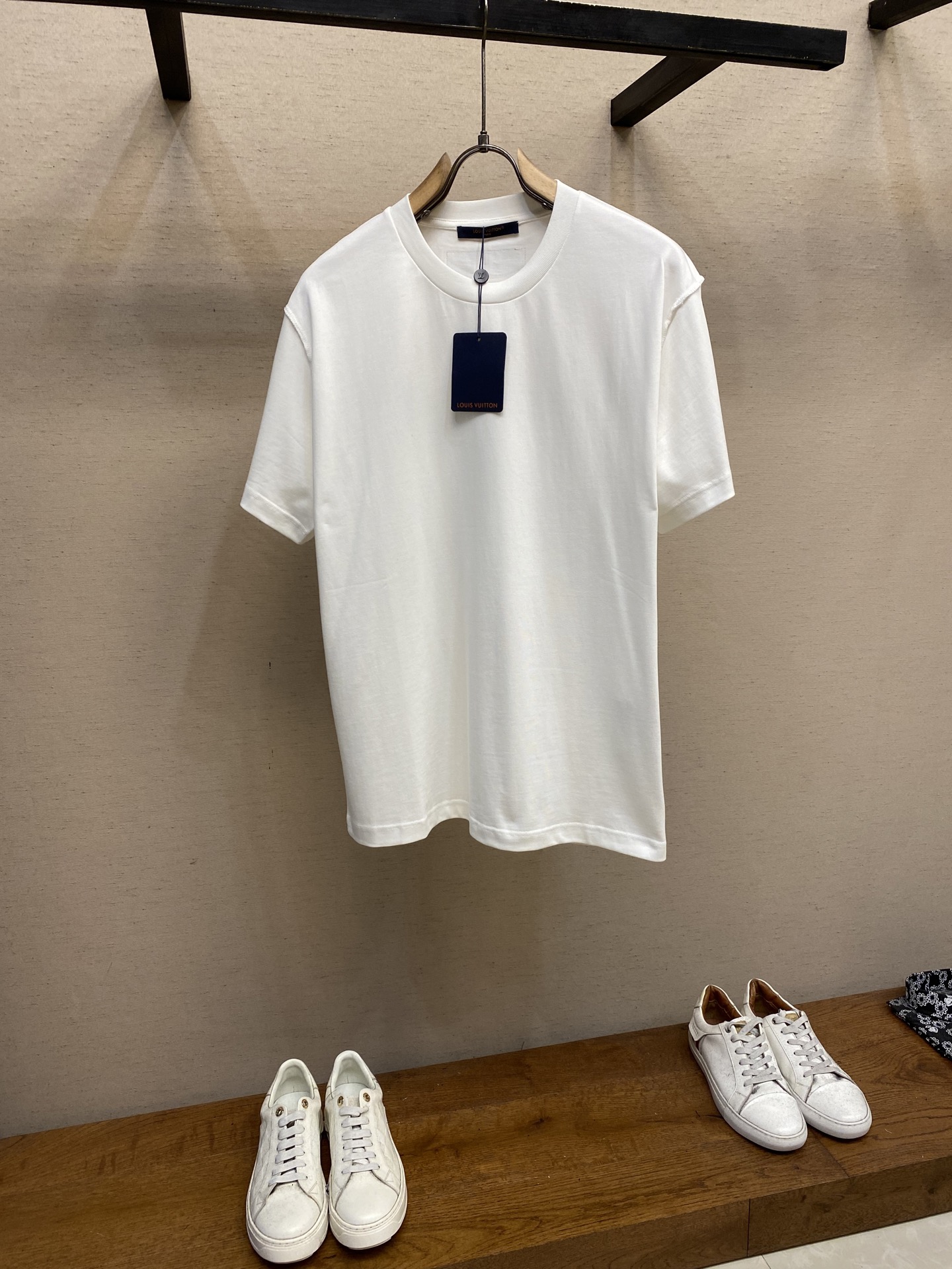 NO:523534,1V, OS loose version for men and women 1V Louis Classic Label snap buckle half-sleeved T-shirt ZP custom 250g rewashing cotton two-stitch three-line ZP version low-key luxury versatile OS loose version design super age-reducing style!  Please quickly machine-wash the back of pure cotton fabrics and dry them naturally. Avoid soaking/washing in warm water!   The first black designer in L*'s history. He is the CEO and founder of Off-Whit*. Yes, those celebrity idols are all calling, and items with yellow streamers and warning slashes are all from him. Virgil Abloh can be said to be a real 'hot manufacturing machine'. His other well-known identity is Kanye's styling consultant. 'Coconut shoes' Yeezy is the money-making killer that Virgil helped Kanye together. Virgil Abloh brings the young DNA of trendy brands to Louis*Vuitto* In recent years, major brands have paid attention to street culture, from Balenciag* to the current Louis* Vuitto*, they are getting younger and more fashionable!  !  Size S-2XL, balenciaga, off white, louis vuitton, louis vuitton,tees, t-shirt,alexander wang198609091V、OS宽松版男女同款1V 路易 经典 标签卡扣 半袖T恤 ZP订制250克重洗水棉 双肩两针三线ZP打版 低调奢华百搭款 OS宽松版型设计超级减龄款！纯棉织品请反面快速机洗自然晾干,忌浸泡/温水洗涤！  L*历史上首位黑人设计师.他是Off-Whit*的CEO兼创始人,对,那些明星爱豆全都在打call、带有黄色飘带和警示斜杠的单品都是出自他手.Virgil Abloh可以说是真真正正的“爆款制造机”了,他的另一个知名身份是Kanye West侃爷的造型顾问.“椰子鞋”Yeezy正是Virgil帮Kanye一起搞出来的圈钱大杀器.Virgil Abloh将潮流品牌的年轻DNA带到了Loui*Vuitto*近年来,各大品牌纷纷重视起了街头文化,从Balenciag*到现在的Loui* Vuitto*都越来越年轻、越来越潮！！ 尺码S-2XL,,balenciaga,off white,louis vuitton,louis vuitton,tees，t-shirt,alexander wang,Men's clothing