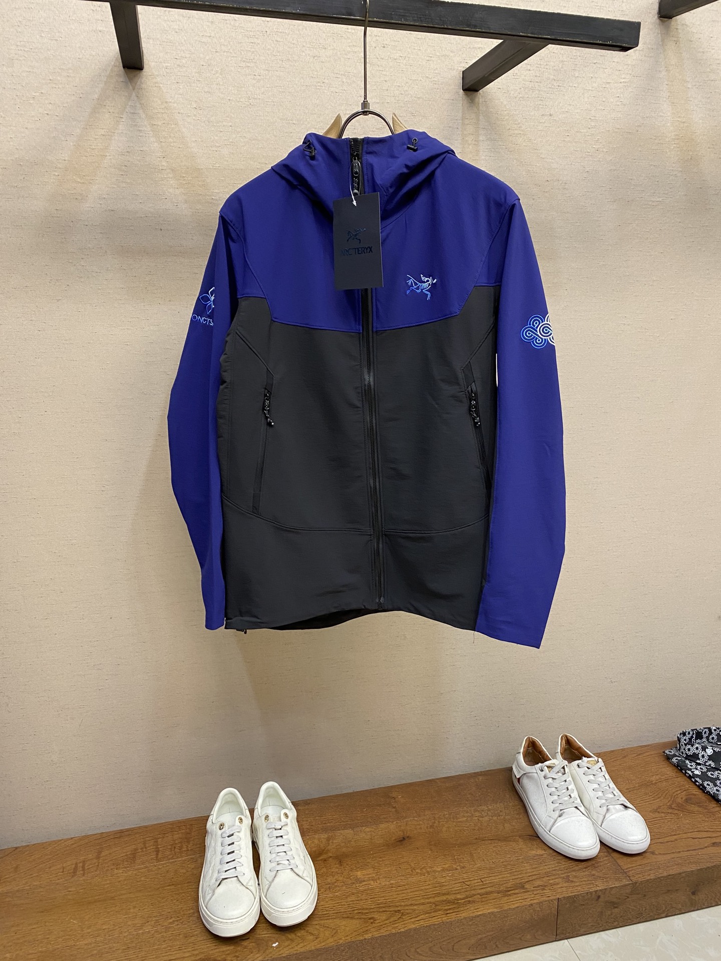 NO:467696,Arctery, top-end exclusively available Arcteryx x Songzan co-branded model GAMMA 3.0 SONGTSAM HOODY outdoor windproof breathable embroidered gradient logo hooded soft-shell jacket jacket. 2025 Nagzo BETA SL GAMMA  From Kavagobo, the top of the snowy mountain in Meili, to Nangabawa, the eastern secret land of the Himalayas, in 2025, the destination of the Archaeopteryx will be explored locally from mountain to water to the plateau holy lake Namcuo, which is an altitude of 4,718 meters. The series is inspired by Namcuo Lake, paying tribute to the symbiotic wisdom of the thousand-year-old symbiotic wisdom of local culture - the charming transformation of the blue of lake water, nurturing a place of water and soil, and is also the local spiritual totem that has been passed down for thousands of years. The core design element is the gradient blue knot logo condensed by Namcuo Blue: the gradient blue reproduces the ever-stop charming dynamics of Namcuo, and breaks through the single tone limitations with its inclusive beauty, flowing beauty, and fusion beauty. Use a series of gradient blues to convey the local cultural spirit of harmonious coexistence between man and nature;  The flowing knot connects the veins of mountains and lakes with winding lines, connecting people with lakes, people with mountains, people with people, and all things, paying tribute to the natural philosophy of 'synthetic things' in the local area. Size S-2xl, arc'teryx, jackets & coats, jackets & coats, hats, alexander wang19860909Arctery,顶配 独家发售 Arcteryx x 松赞联名款 GAMMA 3.0 SONGTSAM 纳木措 HOODY 户外防风透气刺绣渐变logo连帽软壳夹克外套. 2025纳木措BETA SL GAMMA纳木错 从梅里雪山之巅卡瓦格博,到喜马拉雅山脉的东部秘境南迦巴瓦,2025年始祖鸟将在地探索的目的地由山至水延伸至海拔4718米的高原圣湖纳木措,即将推出全新的纳木措主题系列.系列灵感源自纳木措湖,致敬在地文化传承千年的共生智慧-湖水之蓝迷人变换,养育一方水土,更是当地传承千年的精神图腾.核心设计元素为纳木措蓝凝练而成的渐变蓝色绳结标志:渐变的蓝,再现纳木措那永不停歇的迷人动态,以其包容之美、流动之美、融合之美突破单一的色调限制,用一系列渐变的蓝调,传递人与自然和谐共生的在地文化精神; 流动的绳结,以蜿蜒曲线勾连山湖脉络,将人与湖、人与山、人与人、人与万物相连,致敬在地“万物共生”的自然哲学. 尺码S-2xl,arc'teryx,jackets & coats,jackets & coats,hats,alexander wang,Men's clothing