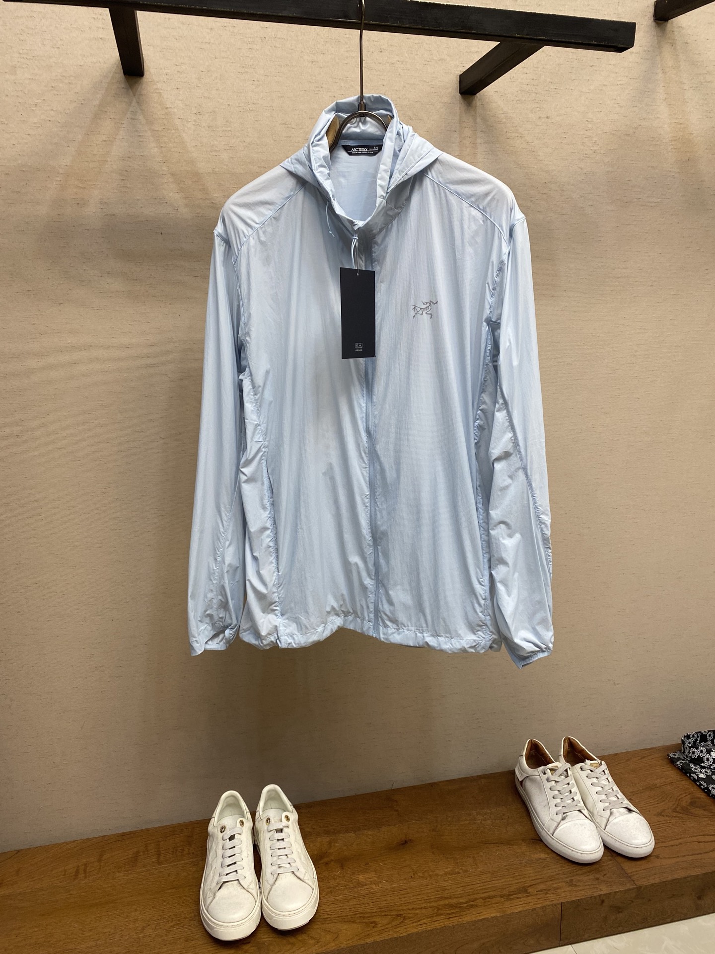 NO:467735,Arcteryx Arcteryx Nodin Series Nodin Jacket Windshell Lightweight Breathable Windproof Solid Color Jacket Hidden Hat Style Men and Women Four Colors Black Velvet Sand Brown Misty Green Dawn Blue Men and Women - Needless to say, the popularity of Archaeopteryx is from professional outdoor climbing hard shell series to casual and young urban hard shell details to light and durable soft shell series?  Without exception, it received unanimous praise. Archaeopteryx can be seen everywhere in the luxury style of the Winter Olympics to outdoors and then to the city. - Fabric introduction nylon double 6 commonly known as nylon 66 double grid, with high tensile strength and excellent wear resistance, moisture absorption and sweating. The sun protection index is the ceiling. The slightly elastic feel is not restrained at all. Strong three-proof protection. Don’t be afraid of any climate - Process introduction 3M special logo. Compared with other wind shells, the integrated bird mark is unique. The exquisite needle, the hem cuff brim is fully pressed and glued. Differentiate the purgatory filling version on the market!  !  - Introduction to authentic YKK authorized zippers for accessories. You can find it as you see. Customized rope hook ropes and hat brim zippers are all genuine YKK!  !  - The overall characteristics are relatively relatively SS23. The inner-mouth hidden bag has been upgraded and the hat printing of SS23 has been cancelled, thus improving the integrated marking precedent. The overall quality is more mature. Three storage methods allow you to store more choices when outdoors. The non-selective style. The storage of hats is the biggest highlight. It not only meets the uncontrollable weather factors and looks more capable!  Size S-2xl,arc'teryx,jackets & coats,hats,alexander wang19860909Arcteryx始祖鸟 Arcteryx Nodin 系列 Nodin Jacket 风壳轻量透气防风纯色夹克 隐藏帽款 男女同款 四色 黑色 绒砂棕 幽雾绿 破晓蓝 男女同款 - 始祖鸟的火爆程度不必多说,从专业的户外登山硬壳系列到休闲年轻的都市硬壳细节再到轻便耐穿的软壳系列？无一例外得到了一致的好评,从冬奥到户外再到都市的奢风中随处可见始祖鸟的身影. - 面料介绍尼龙双6 俗称尼龙66双格 具有很高得拉伸与抗拉强度 同时耐磨性俱佳 吸湿排汗.防晒指数更是天花板 微弹手感完全不会有束缚感 强三防 不惧任何气候 - 工艺介绍3M特订Logo 相对比其他风壳 一体化鸟标别具一格 精致化车针 下摆袖口帽檐全压胶工艺 区分市面炼狱充数版本！！ - 辅料介绍正品YKK授权拉链 所见即可得 订制绳索钩绳以及帽檐拉链均为正品YKK ！！ - 整体特色相对比较SS23 升级了内口暗袋 取消了SS23的帽子印花 从而优良了一体化的印标先河 整体更加成熟性 三种收纳方式让你户外时收纳更多选择 不挑人的版型 帽子可收纳是最大亮点 既满足不可控天气因素 又显得更加干练！ 尺码S-2xl,arc'teryx,jackets & coats,hats,alexander wang,Men's clothing