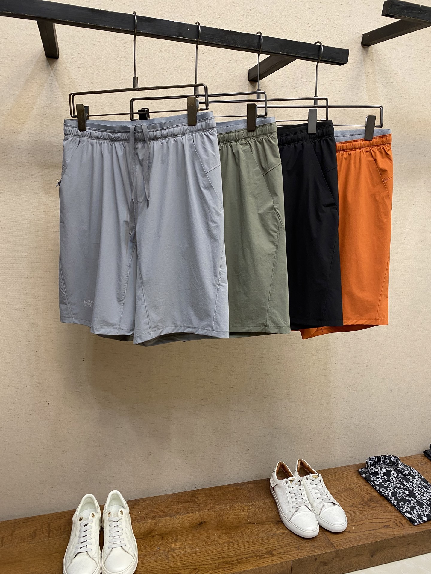 Arcteryx Apparel: Shorts, Sandals, Incendo Jacket – Sizes and Measurements Included - 图片 3