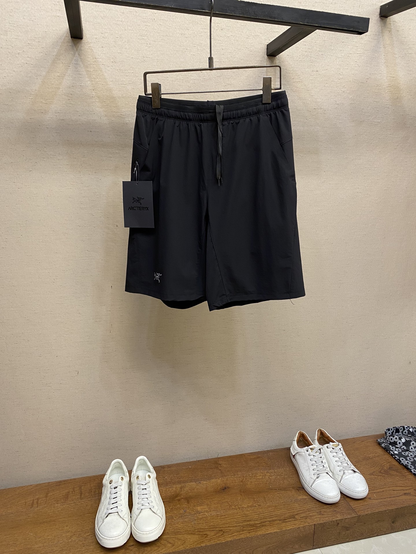 Arcteryx Apparel: Shorts, Sandals, Incendo Jacket – Sizes and Measurements Included - 图片 1