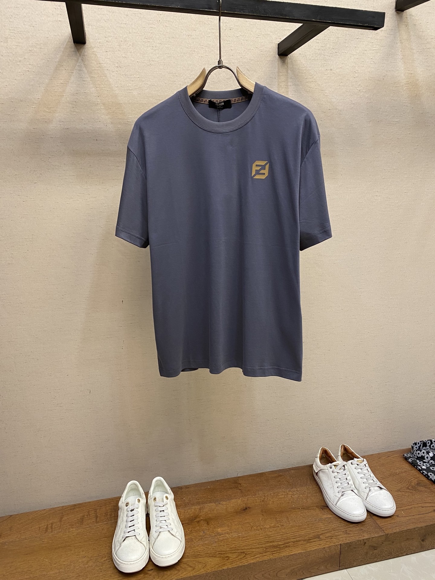 NO:467687,Fendi, FD gray style ~ Luxury texture new chapter Silk brown eye T short-sleeved T-shirt This style opens a new chapter of fashion with low-key gray tone, combining luxury and comfort, showing the Italian elegant style. It is made of a fabric made of exquisitely blended cotton, modal and mulberry silk, bringing together the strengths of many families. Cotton gives a soft and skin-friendly feeling, modal enhances smoothness and delicateness, and mulberry silk adds a luxurious luster and drape. When worn on the body, it is like a breeze blowing across the skin, with a gentle touch, free and unrestrained, and enjoys the ultimate comfort experience at all times. The iconic Fendi metal texture logo on the chest is exquisite and eye-catching, and the unique small elements at the cuffs are embellished ingeniously echoing the overall design, and the details show their ingenuity. Size XS-L,,fendi, T-shirt,tees, t-shirt,alexander wang19860909Fendi,FD灰调风尚~奢雅质感新章蚕丝棕眼T 短袖T恤  这款以低调灰调开启时尚新篇,融合奢华与舒适,尽显意式优雅格调.采用棉、莫代尔与桑蚕丝精妙混纺而成的面料,集众家之长.棉赋予柔软亲肤感,莫代尔提升爽滑细腻度,桑蚕丝增添奢华光泽与垂坠感.穿于身,如清风拂过肌肤,触感轻柔,自在无拘,时刻畅享极致舒适体验.胸前标志性的 Fendi 金属质感 logo,精致醒目,袖口处独特的小元素点缀,巧妙呼应整体设计,细节之处尽显匠心独运. 尺码XS-L,,fendi,T-shirt,tees，t-shirt,alexander wang,Men's clothing