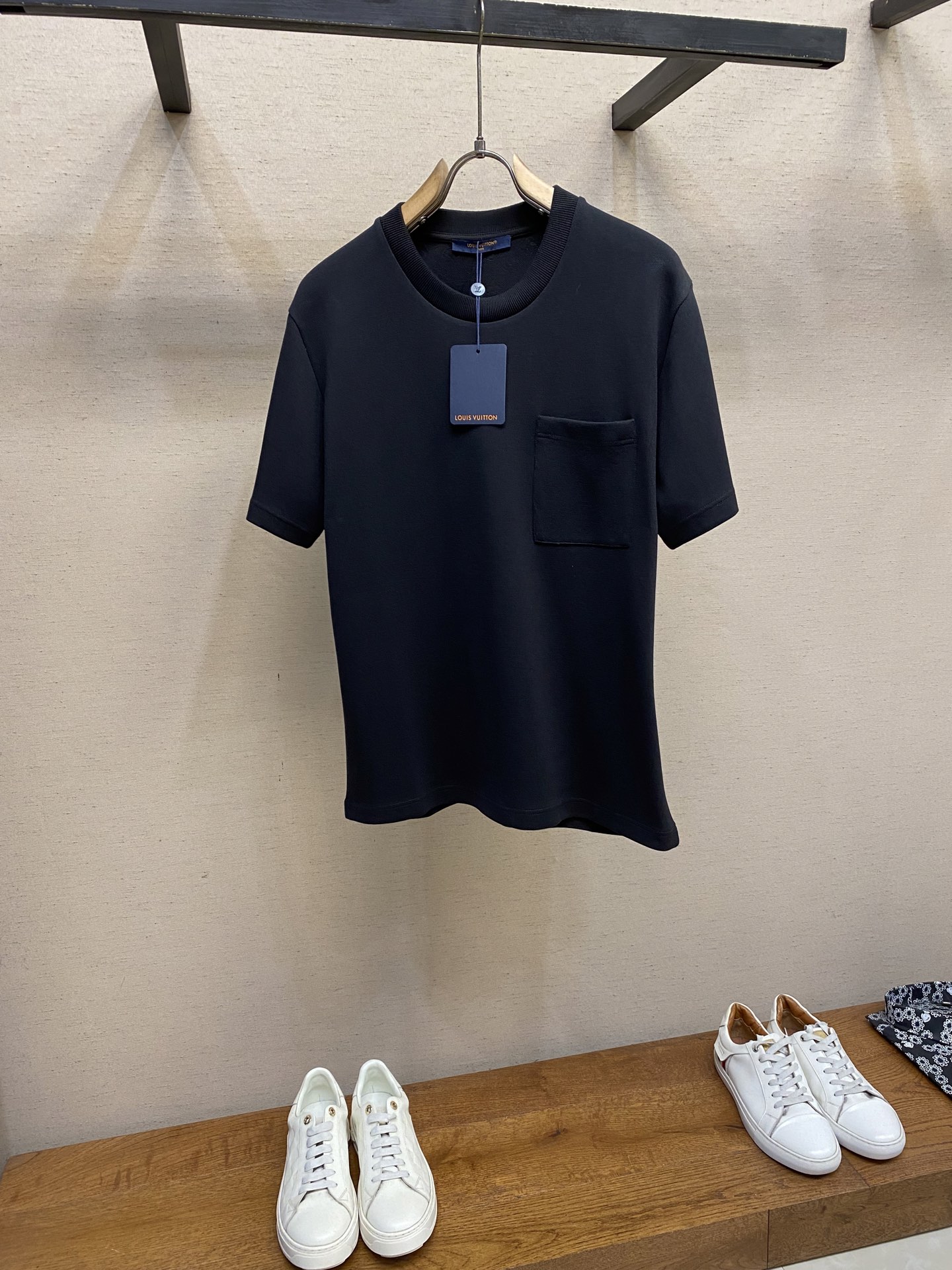 NO:514057,1V Louis Home This exquisite T-shirt is made of breathable cotton beaded jacquard, with Monogram jacquard embossed pattern on the back, and patch pockets are decorated with patch pockets. The unique textured T-shirt is equipped with a soft rib collar and a tone on the back. Monogram embroidered jacquard pattern patch pocket is decorated with Monogram jacquard pattern. Please wrap the laundry bag on the back and quickly wash it cold water or dry clean it in medium-temperature iron!  !  Size S-XL, louis vuitton,tees,t-shirt,alexander wang198609091V路易家 这款精致T恤采用透气的棉质珠地提花裁制,背部同色调Monogram提花压花图案,襟前则饰以贴袋.富有独特质感的T恤配有柔软的罗纹衣领,背面缀有同色调 Monogram 刺绣提花图案贴袋缀有 Monogram提花图案 洗涤方式请反面包裹洗衣袋冷水快速机洗或干洗中温熨烫！！ 尺码S-XL,,louis vuitton,tees，t-shirt,alexander wang,Men's clothing