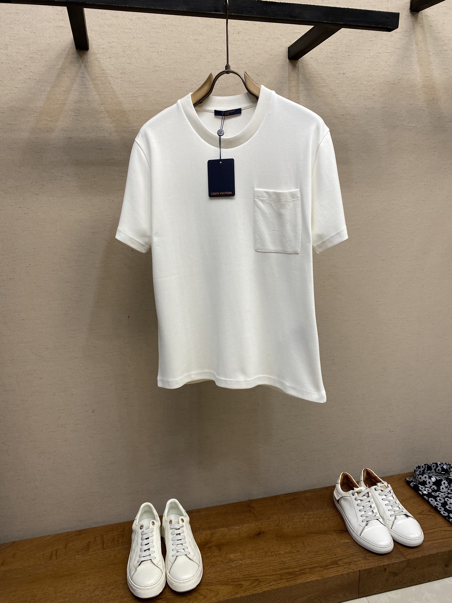 NO:472007,1V Louis Home This exquisite T-shirt is made of breathable cotton beaded jacquard, with Monogram jacquard embossed pattern on the back, and patch pockets are decorated with patch pockets. The unique textured T-shirt is equipped with a soft rib collar and a tone on the back. Monogram embroidered jacquard pattern patch pocket is decorated with Monogram jacquard pattern. Please wrap the laundry bag on the back and quickly wash it cold water or dry clean it in medium-temperature iron!  !  Size S-XL, louis vuitton,tees,t-shirt,alexander wang198609091V路易家 这款精致T恤采用透气的棉质珠地提花裁制,背部同色调Monogram提花压花图案,襟前则饰以贴袋.富有独特质感的T恤配有柔软的罗纹衣领,背面缀有同色调 Monogram 刺绣提花图案贴袋缀有 Monogram提花图案 洗涤方式请反面包裹洗衣袋冷水快速机洗或干洗中温熨烫！！ 尺码S-XL,,louis vuitton,tees，t-shirt,alexander wang,Men's clothing