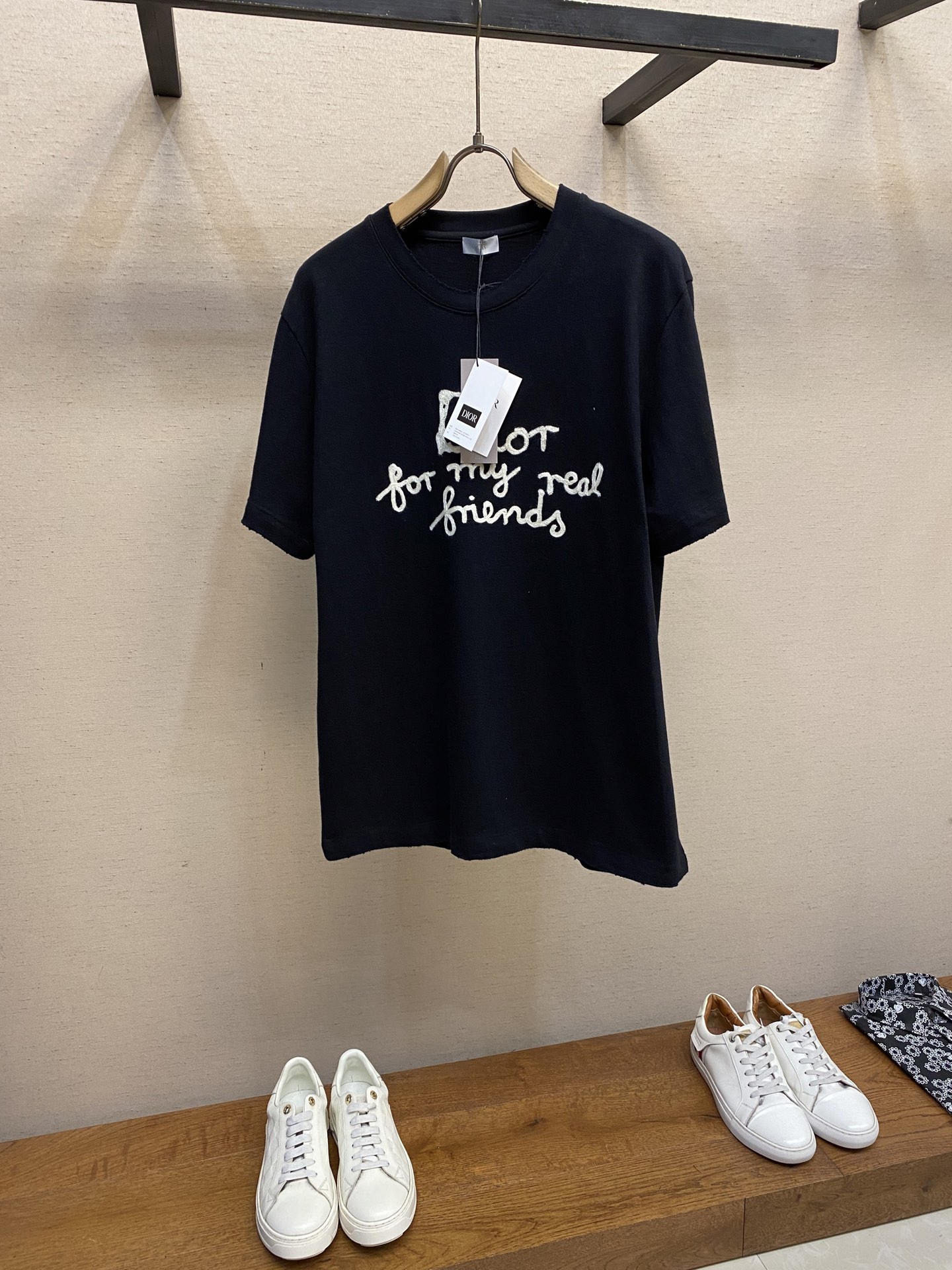 NO:472002,Dior, 2025FW This T-shirt is a new product for the men's clothing series in 2025, from the DIO* AND LEWIS HAMILTON limited series. It is carefully crafted with heavy bamboo cotton fabrics, and the embroidery reinterprets the Dio* logo in graphic style, and then the laundry washing water damage. Washing method is dry cleaning or reverse wrap laundry bag cold water and machine washing quickly!  Size S-XL, dior,alexander wang19860909Dior,2025FW 这款 T 恤是二零二五秋季男装系列新品,来自 DIO* AND LEWIS HAMILTON 限定系列.采用重磅竹节棉面料精心制作,刺绣以图形风格重新诠释 Dio* 标志,再成衣洗水破坏 洗涤方式干洗或反面包裹洗衣袋冷水快速机洗！ 尺码S-XL,,dior,alexander wang,Men's clothing