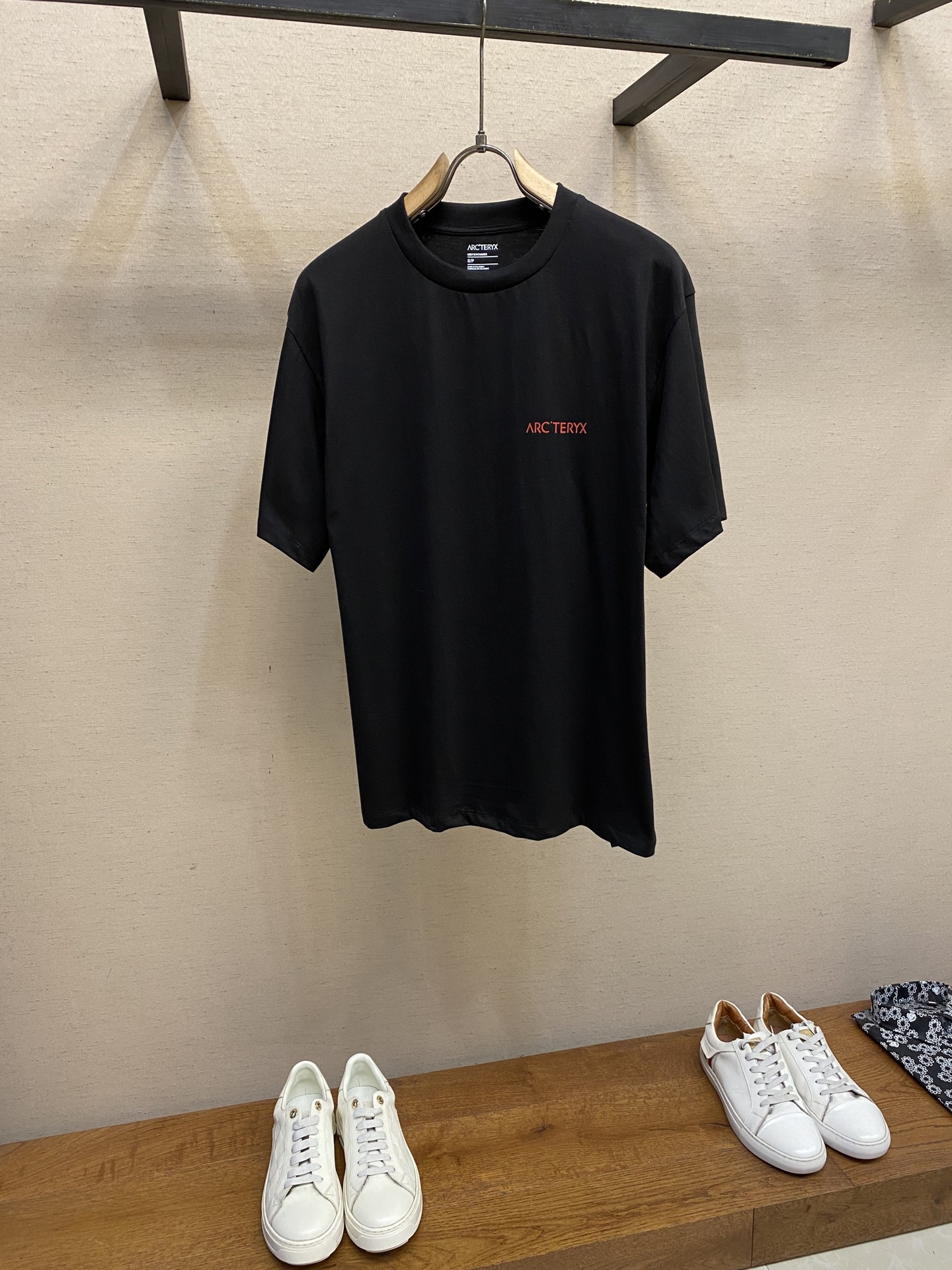 NO:472014,Arc’teryx Arc24SS Chest Print Logo Short-sleeved T-shirt is made of 60 double strands, 270g cotton fabric. The upper body is breathable, never pilled, soft and comfortable, and the full-cloth flat car is lined with three-dimensional tailoring. The chest logo is a lettering film, non-printing process. The neckline and hem are double narrow needle flat car. Customized side marks, complete auxiliary materials, full texture, full set of custom customization restores the most authentic 100% texture, customized official website original four marks S-XL, arc'teryx, T-shirt,tees, t-shirt, alexander wang19860909Arc’teryx始祖鸟ARC24SS 胸前印花 logo短袖T恤 采用60支双股,270g全棉面料.上身透气,绝不起球,手感柔软舒适,全衣平车走线立体剪裁.胸前logo为刻字膜,非印花工艺.领口,下摆双窄针平车.定制侧标,辅料齐全,质感十足,全套定制还原最真实的百分百质感,订制官网原版四标 尺码S-XL,arc'teryx,T-shirt,tees，t-shirt,alexander wang,Men's clothing