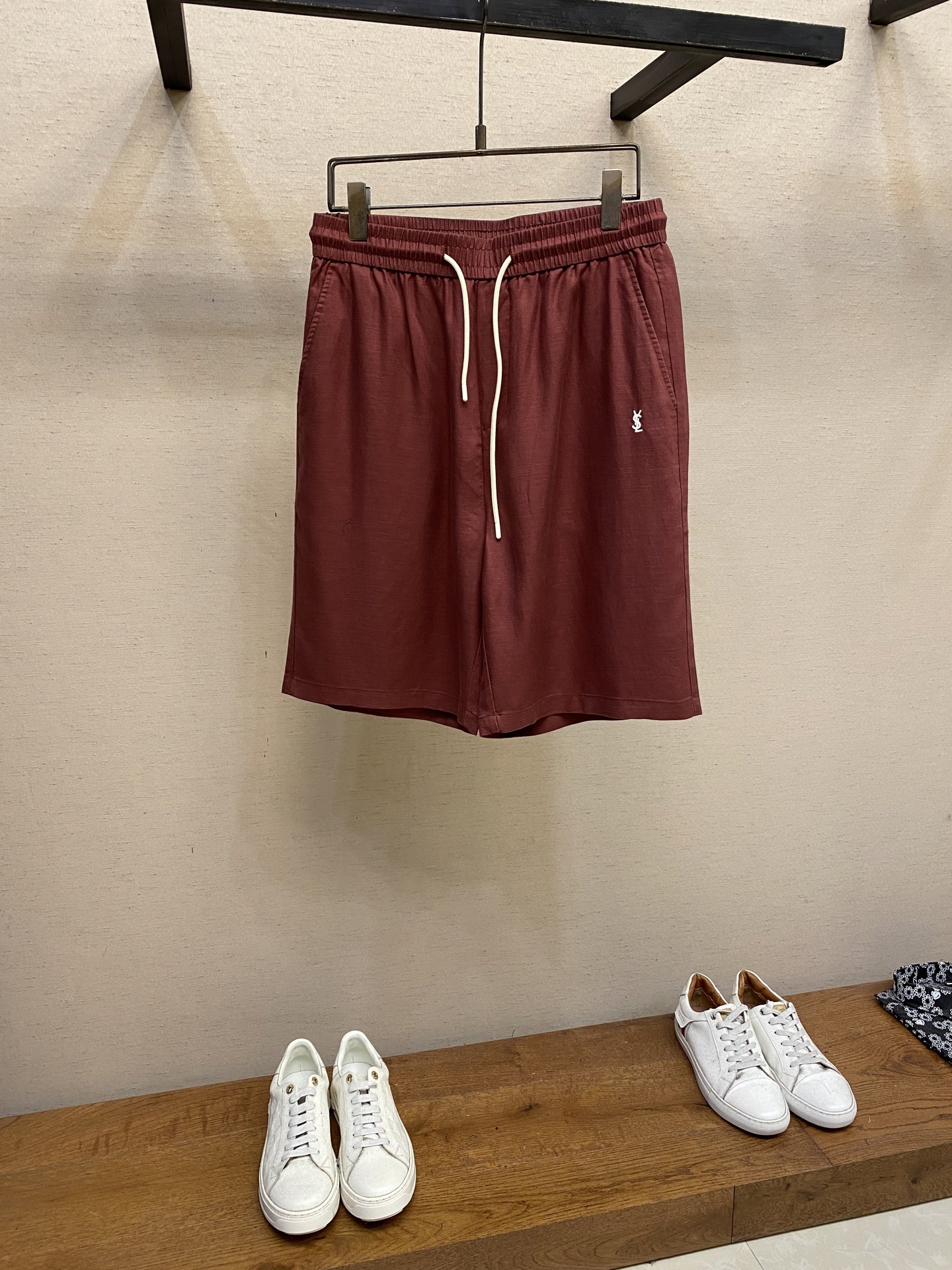 YSL Red Linen Leisure Shorts for Cool and Stylish Summer Outfits - 图片 1