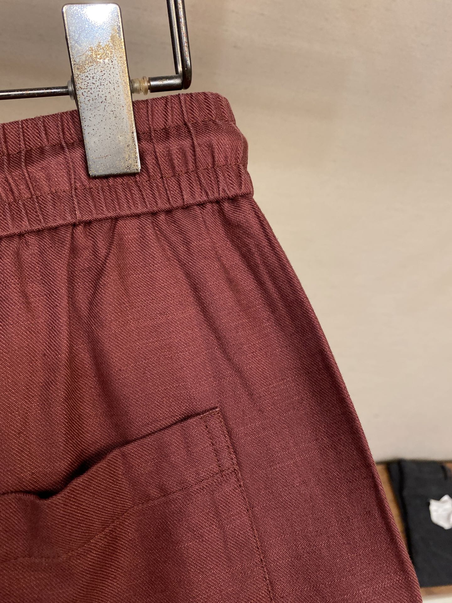 YSL Red Linen Leisure Shorts for Cool and Stylish Summer Outfits - 图片 9