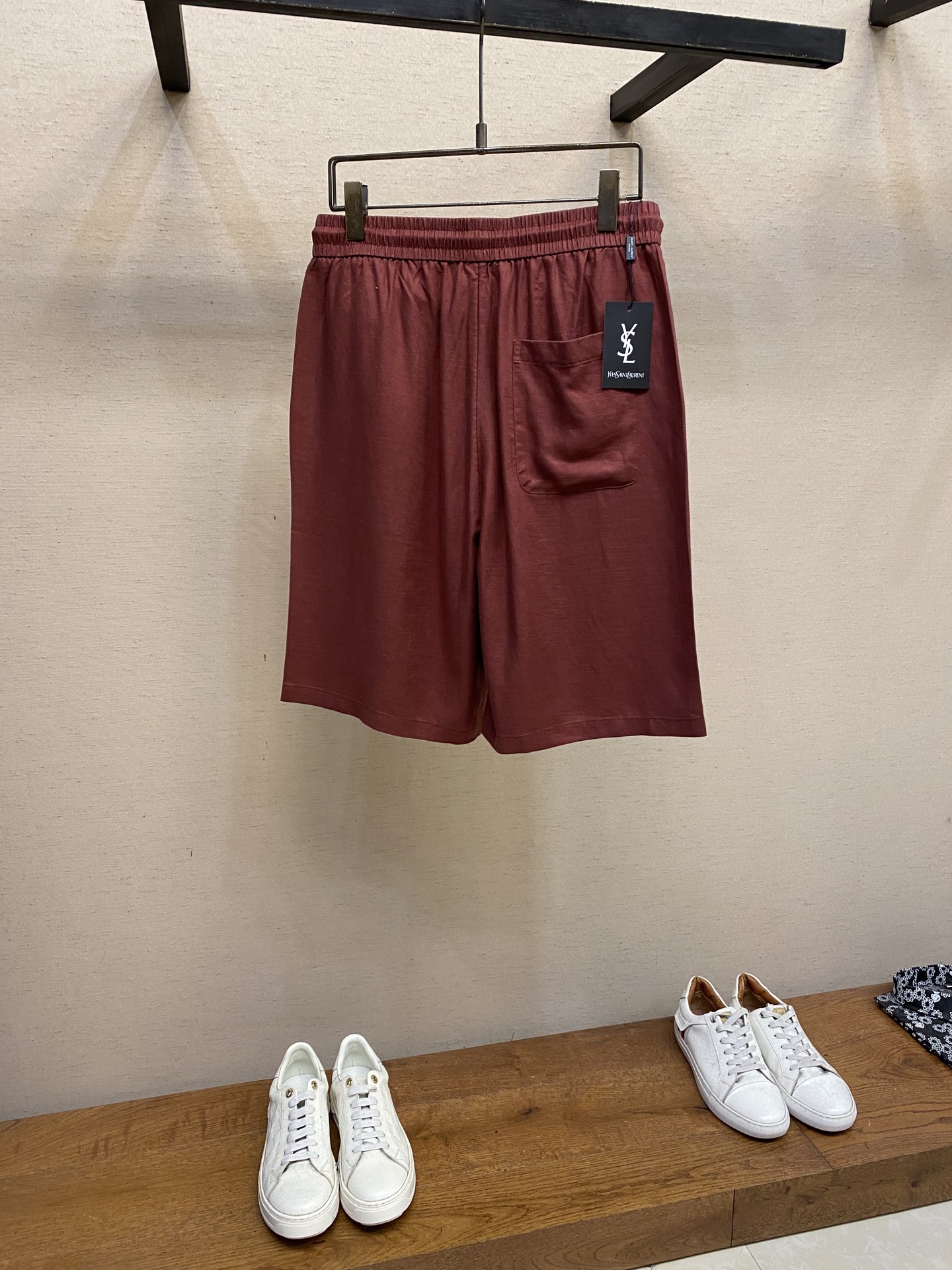 YSL Red Linen Leisure Shorts for Cool and Stylish Summer Outfits - 图片 2