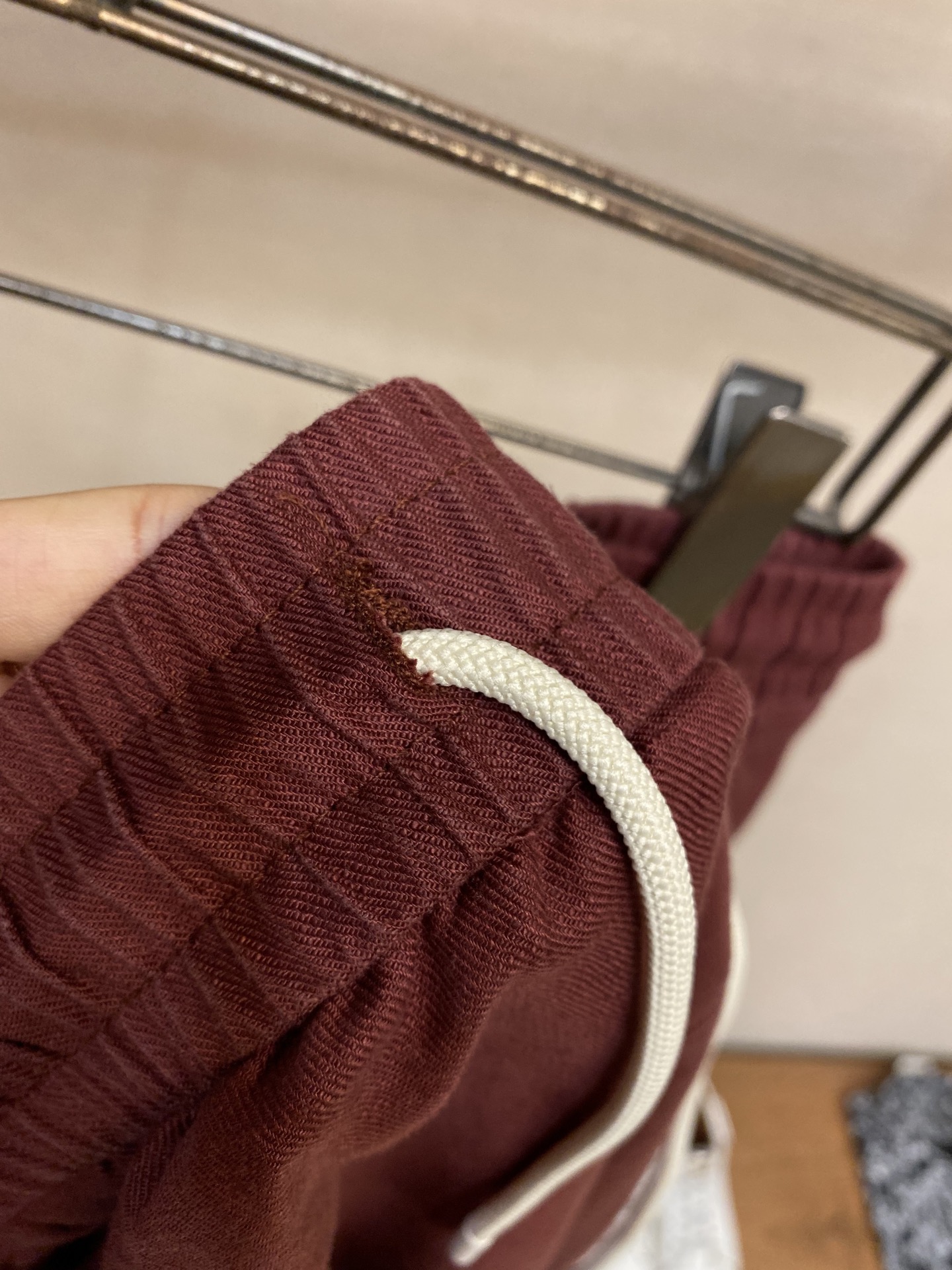 YSL Red Linen Leisure Shorts for Cool and Stylish Summer Outfits - 图片 3