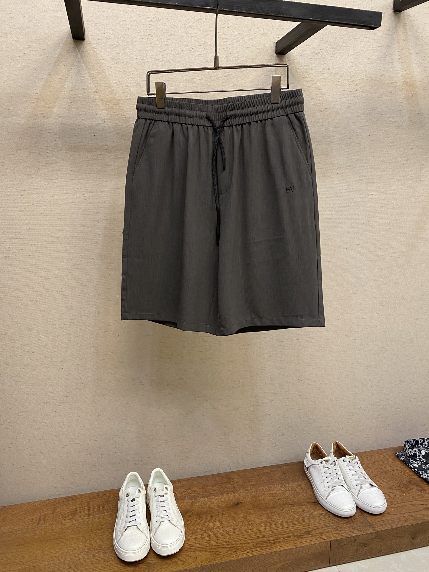 NO:471984,BV brown colored styling Tiansi Casual Shorts This casual shorts are a treasure item in the summer wardrobe. It selects styling Tiansi fabric, which has the crisp texture of styling, and has the soft and skin-friendly nature of styling, with excellent breathability. The fabric characteristics are breathable and cool, as if it is air conditioning. It is smooth and smooth, and has a slack shape. The waist is designed with elastic elastic bands and drawstrings, which are not only easy to put on and take off, but also flexibly adjust the elasticity according to your own needs and adapt to different body shapes. The neat cut outlines a simple and generous outline, showing casual and free walking. The exquisite 'BV' embroidery logo on one side shows the brand identity in a low-key manner, and the details are full of ingenuity. Whether it is to match the simple white T to create a casual and daily style, or to combine it with a fashionable shirt to go out, it can be easily adapted to add unique charm to you.  Size XS-L, bottega veneta, shorts,shirts,alexander wang19860909BV咖色麻型天丝休闲短裤 这款休闲短裤是夏日衣橱里的宝藏单品.它甄选麻型天丝面料,既有麻料的挺括质感,又兼得天丝的柔软亲肤,透气性绝佳,面料特性具有呼吸纳米,自带凉感,仿佛空调质感.垂顺丝滑,松弛造型感十足.  腰部采用弹性松紧带搭配抽绳设计,不仅穿脱便捷,还可根据自身需求灵活调节松紧度,适配不同身形.利落的剪裁勾勒出简洁大方的轮廓,行走间尽显随性洒脱.一侧精致的“BV”刺绣标识,低调地彰显品牌身份,细节之处满是匠心.无论是搭配简约白T打造休闲日常风,还是与时尚衬衫组合出街,它都能轻松适配,为你增添独特魅力. 尺码XS-L,,bottega veneta,shorts,shirts,alexander wang,Men's clothing