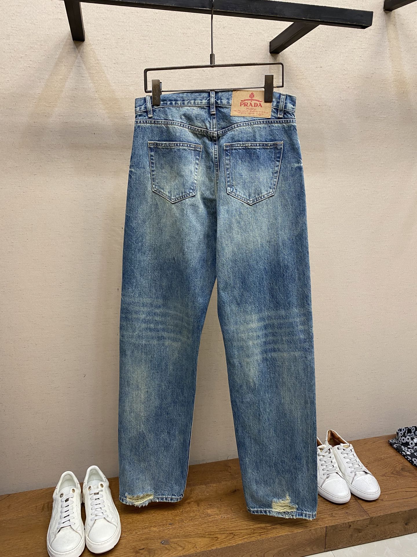 “Prada’s Latest Design: Conventional Light Blue Jeans with Leather Labels” - 图片 2