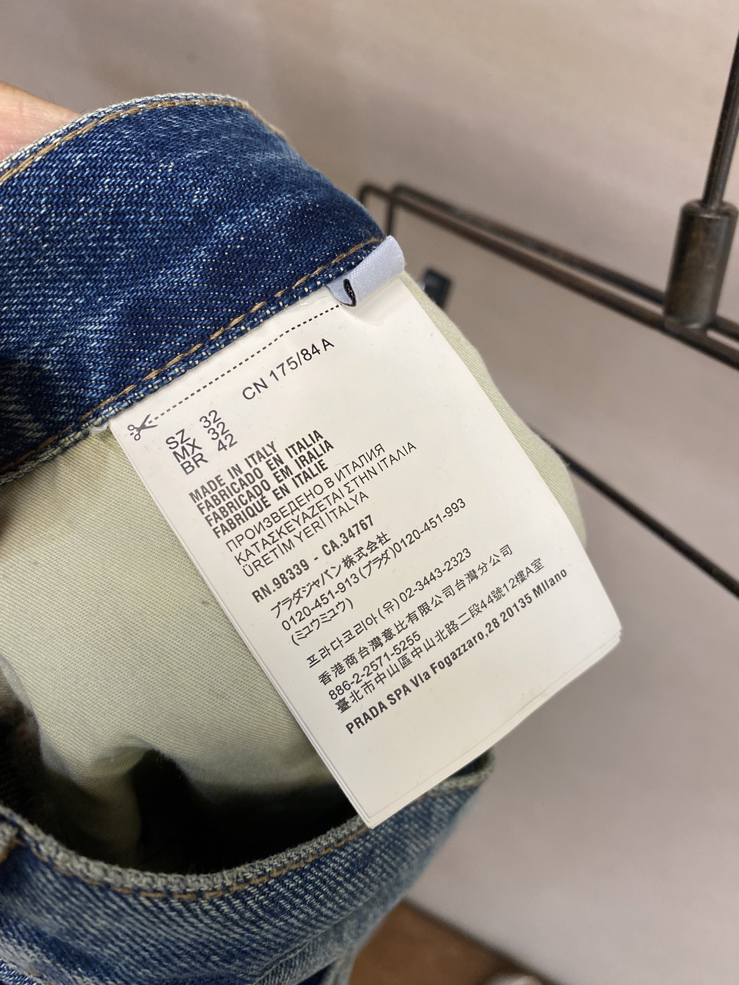 “Prada’s Latest Design: Conventional Light Blue Jeans with Leather Labels” - 图片 5