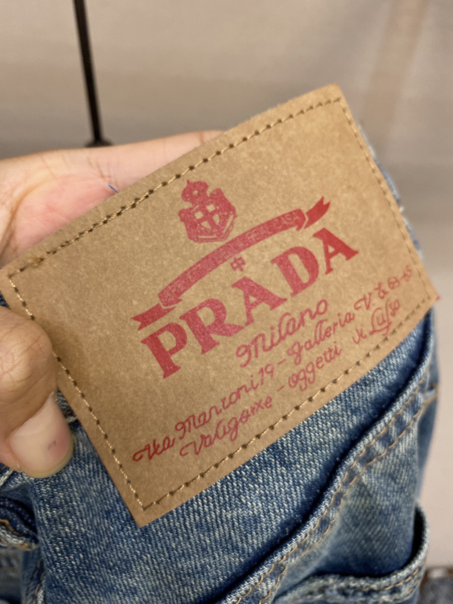 “Prada’s Latest Design: Conventional Light Blue Jeans with Leather Labels” - 图片 9