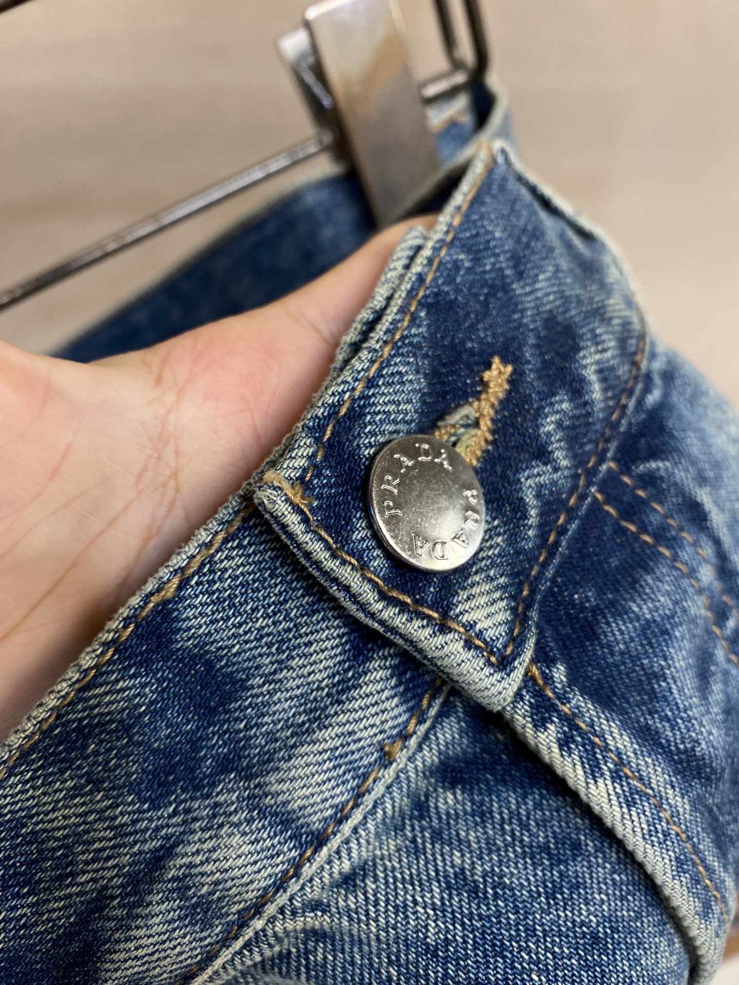 “Prada’s Latest Design: Conventional Light Blue Jeans with Leather Labels” - 图片 4