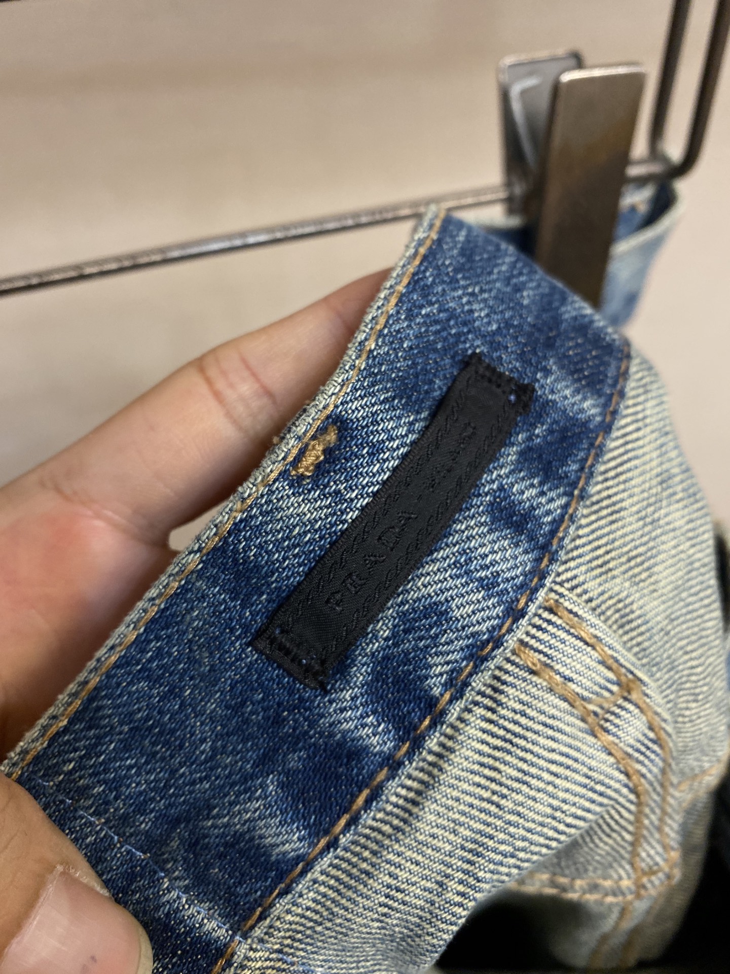 “Prada’s Latest Design: Conventional Light Blue Jeans with Leather Labels” - 图片 3