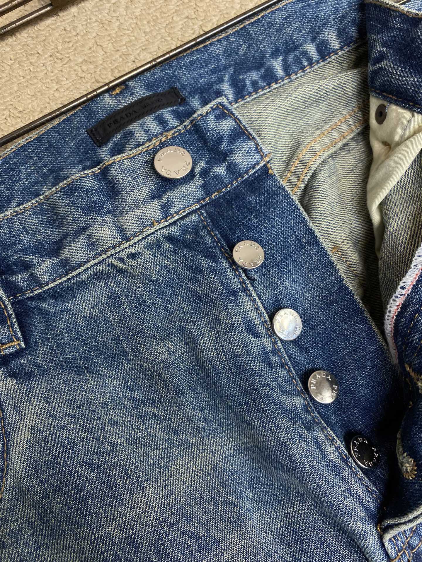 “Prada’s Latest Design: Conventional Light Blue Jeans with Leather Labels” - 图片 6