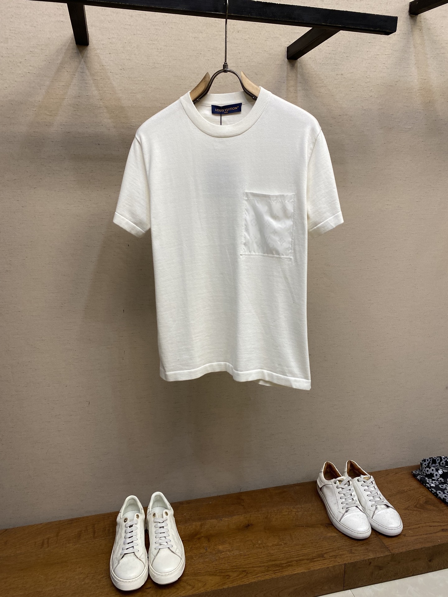 NO:471969,1V,【Knitted Model】1V Car cloth cotton knitted round neck short sleeves, illuminated Monogram nylon inlay illuminates the breast patch pocket and the back neck half-moon decoration. Size XS-L, T-shirt, alexander wang198609091V,【针织款】1V 车布棉质针织圆领短袖,以莹泽Monogram 锦纶嵌饰点亮胸前贴袋和后颈半月形饰片. 尺码XS-L,,T-shirt,alexander wang,Men's clothing