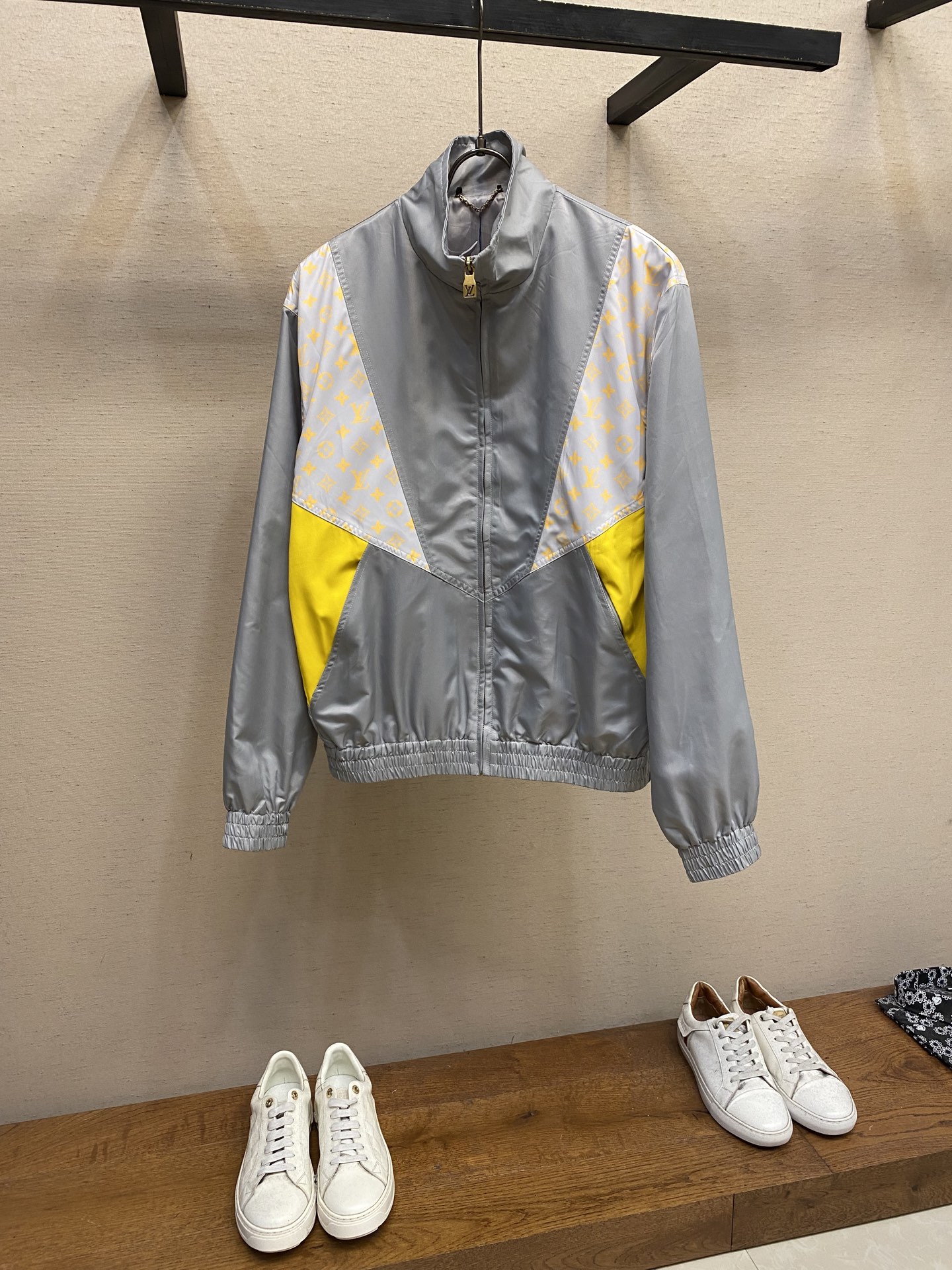 NO:471997,1V, Louis 25ss new contrasting color splicing technology fabric jacket, and then use Monogram Glow printed inlay to indicate the brand identity. The elastic waist and breathable side slits ensure a comfortable experience, and can create an avant-garde look with the same waist jacket. Size S-XL,,louis vuitton, jackets & coats, jackets & coats, alexander wang198609091V、路易 25ss新款撞色拼接科技面料外套 再借 Monogram Glow 印花嵌饰点明品牌身份.弹力腰部和透气侧开衩确保舒爽体验,可与同款束腰夹克共筑前卫造型. 尺码S-XL,,louis vuitton,jackets & coats,jackets & coats,alexander wang,Men's clothing