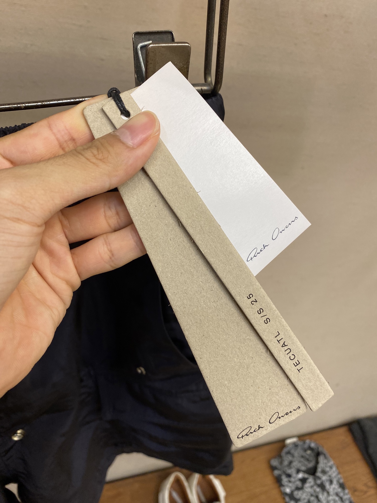 New Rick Owens Loose Nylon Shorts: Glamorous Material, Multi-Pocketed Design, Loose Fit. - 图片 5