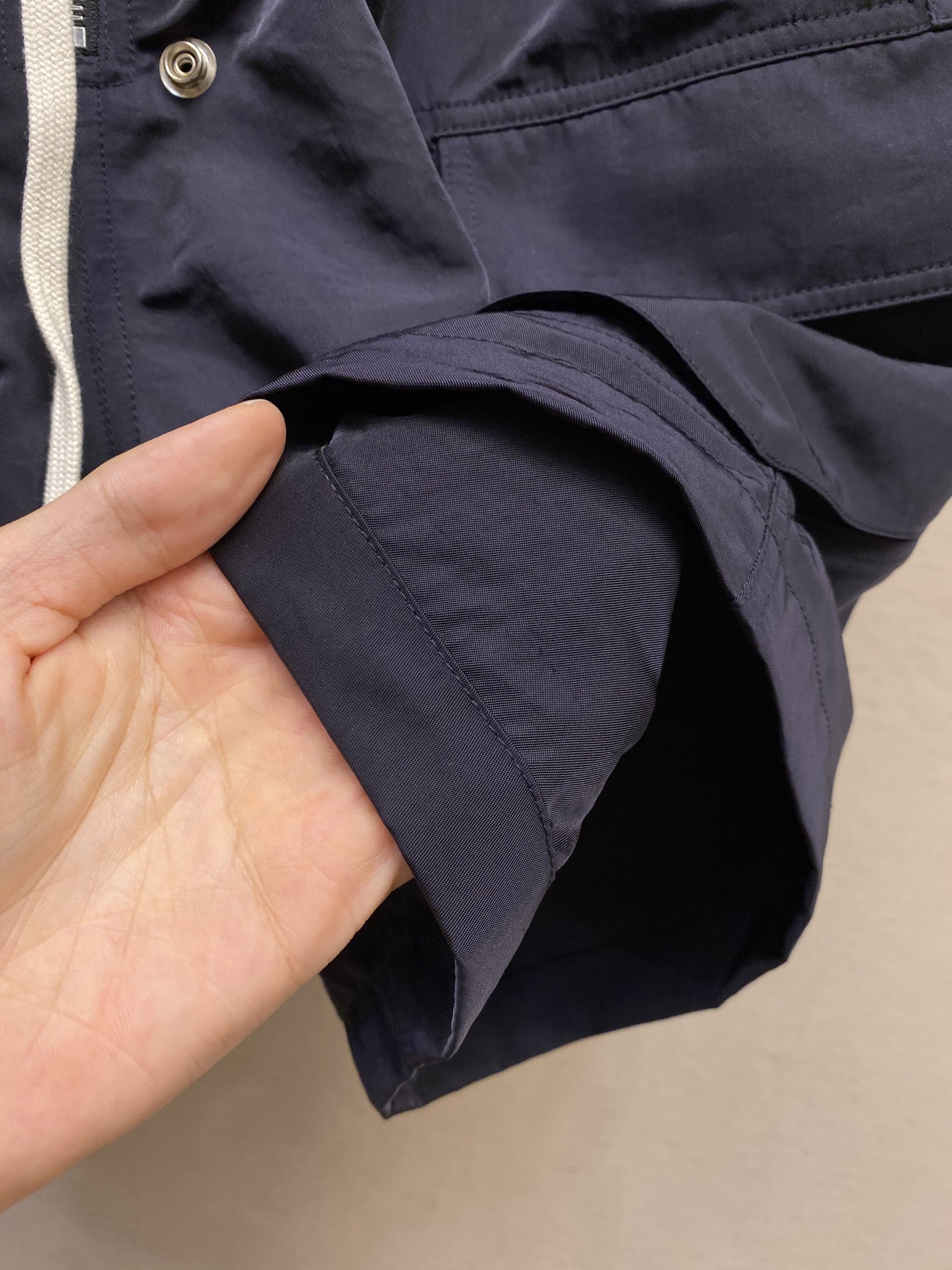 New Rick Owens Loose Nylon Shorts: Glamorous Material, Multi-Pocketed Design, Loose Fit. - 图片 6