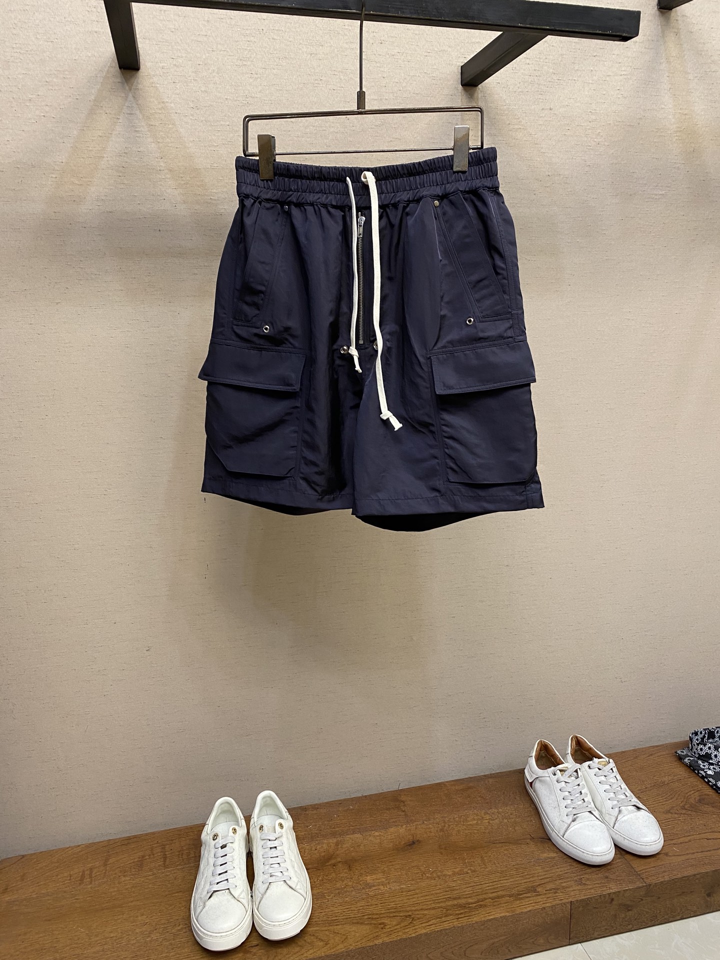 NO:472008,RO new Rick Owens loose casual shorts nylon with gloss material Multi-pocket design Loose style versatile casual Size S-XL, shorts, alexander wang19860909RO 新款瑞克欧文斯宽松休闲短裤 尼龙自带光泽材质 工装多口袋设计 宽松版型 百搭休闲 尺码S-XL,,shorts,alexander wang,Men's clothing