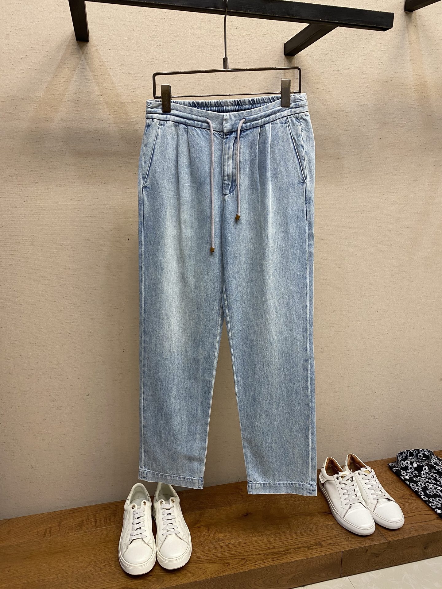 NO:472003,BC, the latest old Qian style elastic waist jeans!  Linen wool and mulberry silk actually made a 'mixed' to make this oblique fabric. It is so amazing to wear. The casual and sporty silhouette is combined with this exquisite material, and the delicate cotton yarn and light linen fiber are mixed into canvas. It is soft and soft to wear. Old-cost style, high-end and attractive denim blue is simply a nobleman in the closet. In spring, the light and comfortable texture allows you to wear it freely without worrying about the sense of restraint. Moreover, the versatile style of this jeans allows you to easily control whether it is casual or formal occasions. Under the warm sun in spring, you are wearing these jeans and walking on the streets, which is simply a fashionable pictorial for walking!  Size 30-38, None 35, jeans,alexander wang19860909BC、最新老钱风松紧腰牛仔裤！亚麻羊毛和桑蚕丝居然搞起了“混搭”凑成这斜棱纹面料,穿身上那叫一个绝,休闲运动廓形配上这精致材质,细腻棉纱和轻盈亚麻纤维混纺成帆布,穿起来软乎乎的,老钱风,高级感,一眼就吸引人的牛仔蓝,简直就是衣橱里的贵族.春日里,轻薄舒适的质地让你自在穿搭,不用担心束缚感.  而且,这款牛仔裤的百搭风格,让你无论是休闲还是正式场合都能轻松驾驭.春日里的暖阳下,你穿着这条牛仔裤,走在街头,简直就是行走的时尚画报！ 尺码30-38,无35,,jeans,alexander wang,Men's clothing