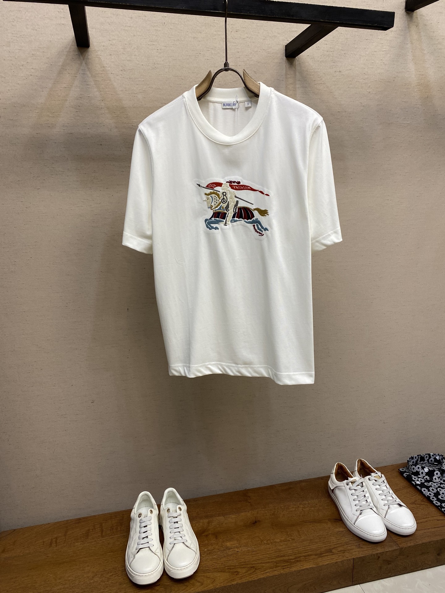 NO:504328,BBR Colorful Cavalry Embroidery Round Neck Short Sleeves Offered in Black and White Original, 500 yuan; Pure Cotton Flat Cotton Fabric, Colorful Equestrian Logo Embroidery, Casual Style, Rib Knitted Neck, Full Set of Auxiliary Materials #Pure Cotton Fabric Material Used 15S Fine Cotton Flat Cotton, 230g; Paired with 32S Double Yarn Thread, 300g. Fine Cotton Fabric usually has good moisture absorption, breathability, wear resistance, and is also soft and smooth. Retro Fine Cotton Fabric is thicker, finely processed and processed, with excellent texture and performance. It feels soft and comfortable to wear, and it fits the skin very well. # Colorful Equestrian Logo Embroidery  The colorful cavalry pattern is made of tatami embroidery. The geometric structure of tatami weaving is simulated by the embroidery needle method, which is counting embroidery. High-precision operation mechanical equipment creates tatami embroidery, using fixed-dye mercerized material embroidery, presenting a high-end luster, which is more flexible than ordinary embroidery thread. The overall flatness, details are processed, neat with needles, flush, clear silk paths, and edges are too neat like knife cutting. # Double-needle thread sewn into clothes. The round neck is cut straight, the combination of slightly lowered shoulder thread, the upper body is neatly shaped with the neckline, cuffs, and bottom pendant are all made of special motorcycles, making it easier to deform after multiple washing. The fabric is pure cotton material, high-density twill texture, the embryo weaving is fine, and the embryo fabric is fine and has no elasticity to maintain the unique muscle and bone effect. Size XS-L,,T-shirt,alexander wang19860909BBR 彩色骑兵刺绣圆领短袖 发售色系黑色、白色 原,500购买；纯棉平织棉面料、缤纷马术徽标刺绣、休闲版型、罗纹针织领口、全套辅料配备 # 纯棉质面料材质 采用15S精棉平纹,230g；搭配 32S双纱拉架螺纹,300g.精棉面料通常具有较好的吸湿性、透气性、耐磨性,同时也比较柔软和光滑.复古精棉面料比较厚实的棉质面料,经过精细加工和处理,具有优良的质地和性能.手感柔软舒适,穿着起来非常贴合皮肤. # 缤纷马术徽标刺绣 缤纷彩色骑兵图案以榻榻米绣制成,榻榻米编织的几何结构,刺绣针法模拟其紧密排列的矩形单元,属于计数刺绣.高精度运转的机械设备打造榻榻米绣花,采用定染丝光材质绣线,呈现出高级的光泽感,比起普通绣线更加具有柔韧度.整体平整度、细节处理、用针工整、平齐光亮、丝路清晰、边缘如同刀切一般过于齐整. # 双针走线缝制成衣 圆领直身裁剪、合体微落肩线,上身精神利落领口、袖口、底摆均以专机车明线,多次穿洗更加不易变形.面料纯棉材质,高密度斜纹肌理,胚布织法细密,无弹力保持特有筋骨效果. 尺码XS-L,,T-shirt,alexander wang,Men's clothing