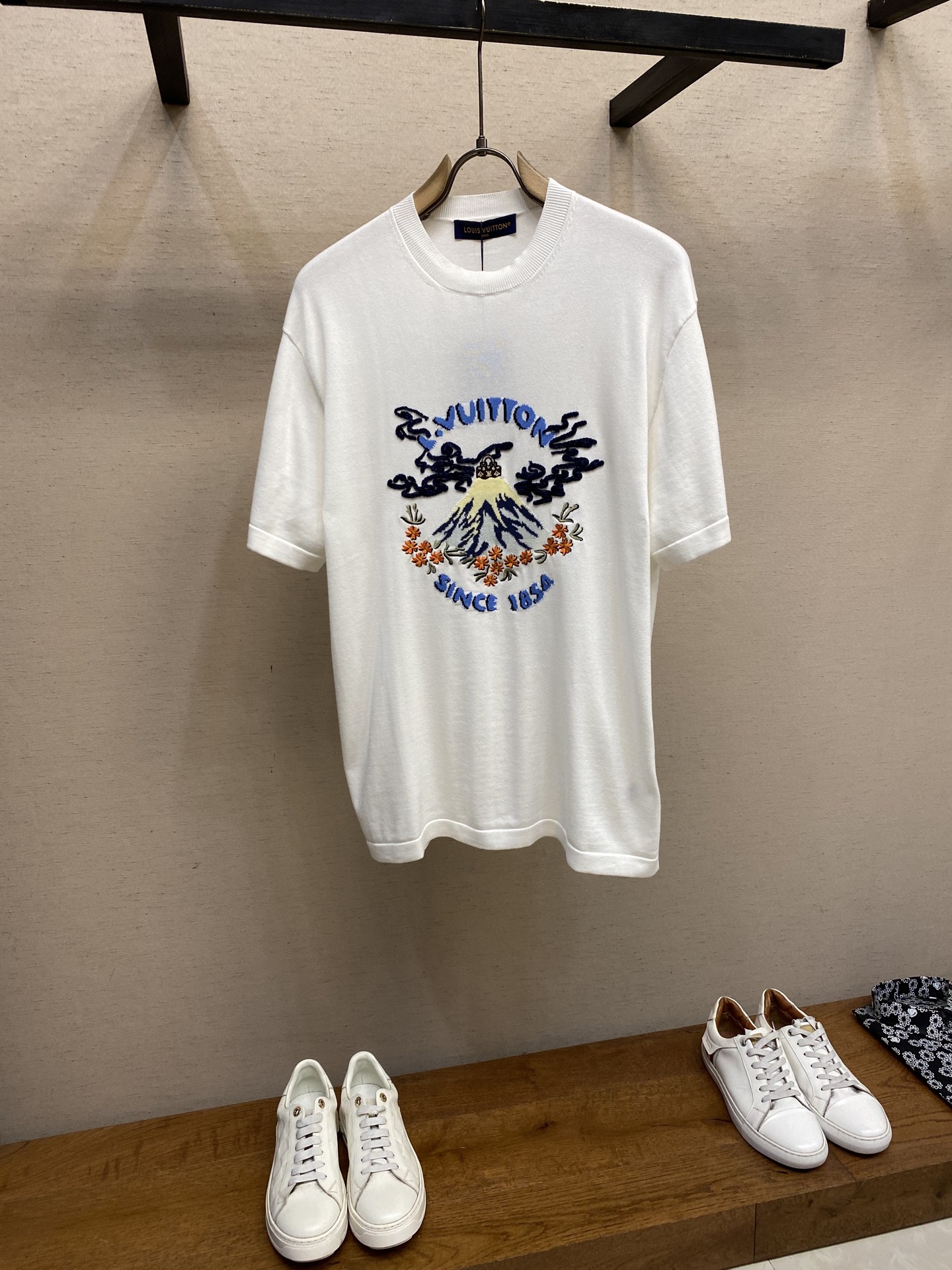 NO:487465,1V nigo co-branded volcanic embroidered knitted short-sleeved T-shirt 2025 autumn and winter show Pharrell William and Nigo danced together. A Monogram handbag appeared at the crater, surrounded by Louis Vuitton elements and cherry blossoms. This picture is presented on the chest of this sweater through inlay and embroidery. Soft cotton cut short-sleeved round neck style, and the same short-sleeved T-shirt for men and women. Size S-XL, louis vuitton, T-shirt,tees, t-shirt,alexander wang198609091V nigo联名火山刺绣针织短袖T恤衫 2025 秋冬秀场上演 Pharrell William 与 Nigo的共舞之作.火山口出现一只Monogram 手袋,四周环绕着路易威登元素和樱花,这一图景经由嵌花和刺绣工艺,呈现于此款针织衫胸前.柔软棉布裁出短袖圆领版型,男女同款短袖T恤衫. 尺码S-XL,,louis vuitton,T-shirt,tees，t-shirt,alexander wang,Men's clothing