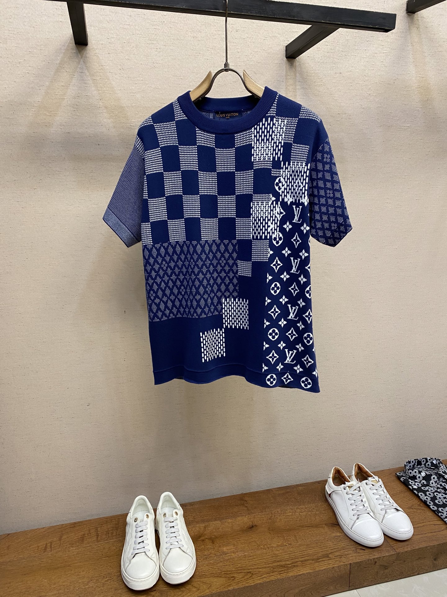 NO:860093,1V*/Louis 25Ss new letter jacquard color block checkerboard knitted short sleeves... Sizes S-XL,,louis vuitton,T-shirt,198609091V*/路易 25Ss新款字母提花拼色棋盘格针织短袖 ...... 尺码S-XL,,louis vuitton,T-shirt,,Men's clothing