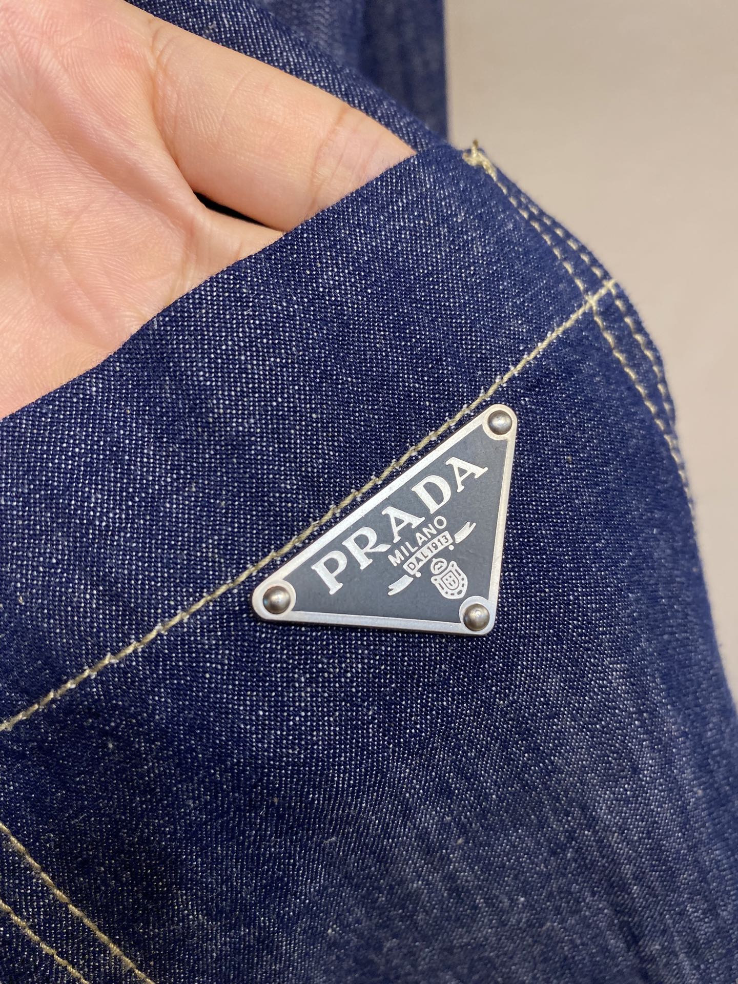 Prada 25SS Unbuttoned Long-Sleeved Jacket with Customized Details – Review & Specs - 图片 5