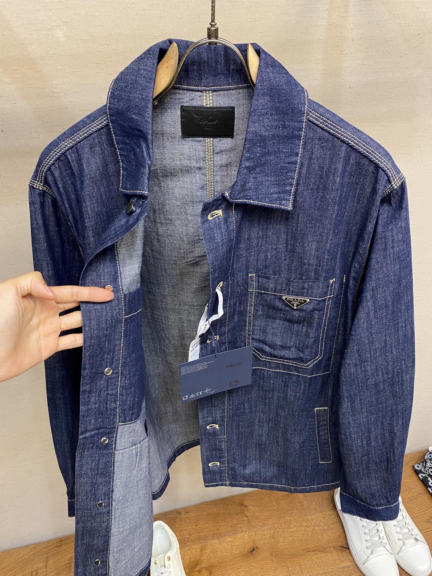 Prada 25SS Unbuttoned Long-Sleeved Jacket with Customized Details – Review & Specs - 图片 9