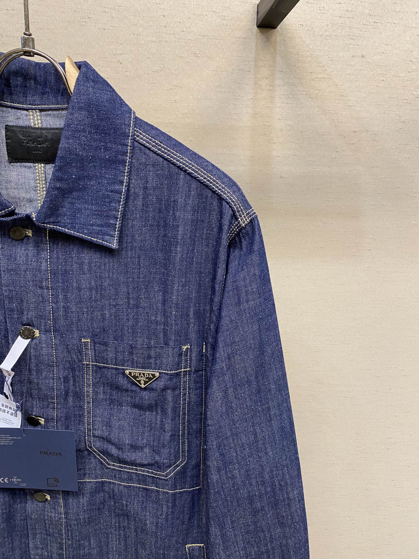 Prada 25SS Unbuttoned Long-Sleeved Jacket with Customized Details – Review & Specs - 图片 4