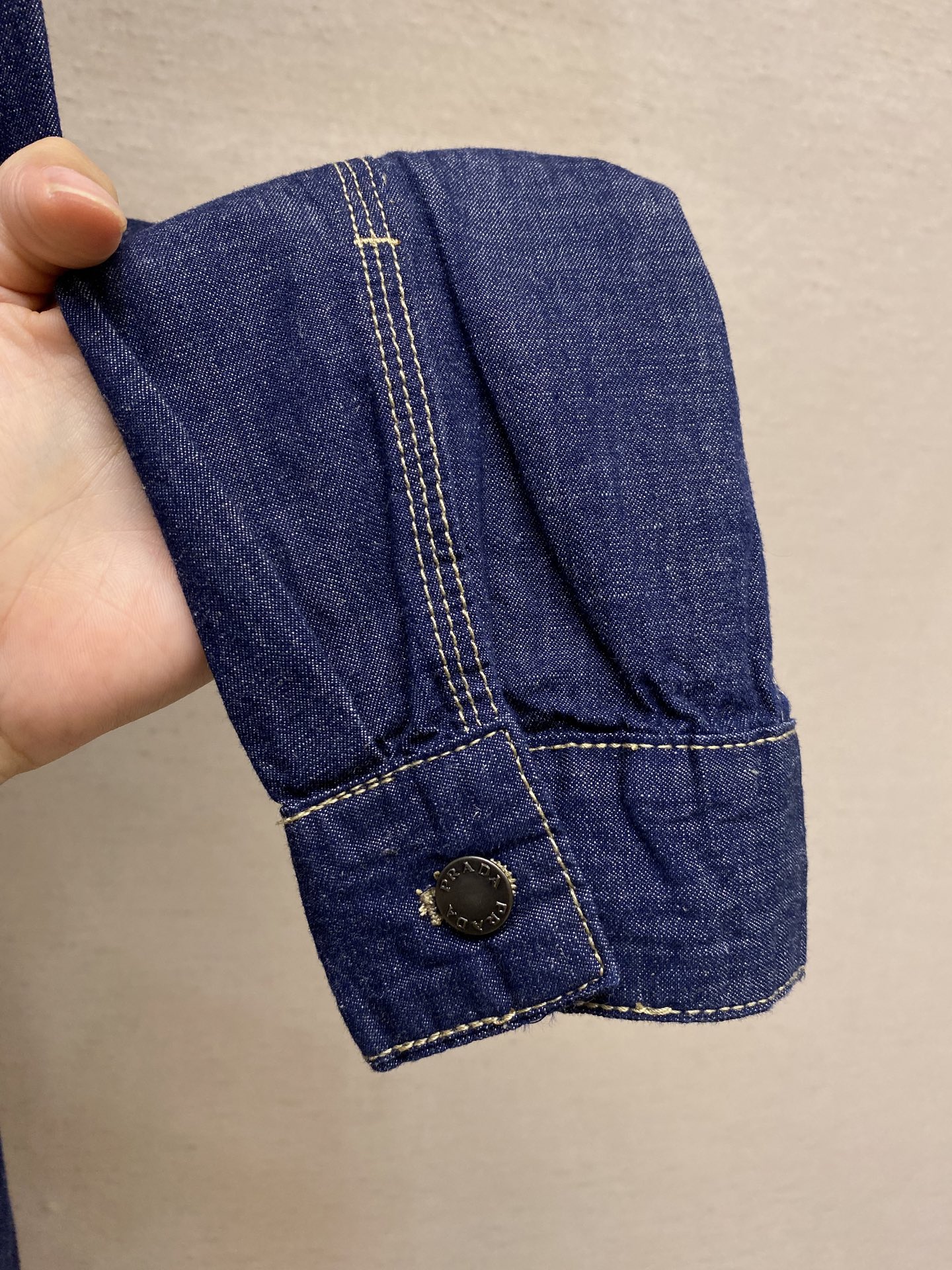 Prada 25SS Unbuttoned Long-Sleeved Jacket with Customized Details – Review & Specs - 图片 7
