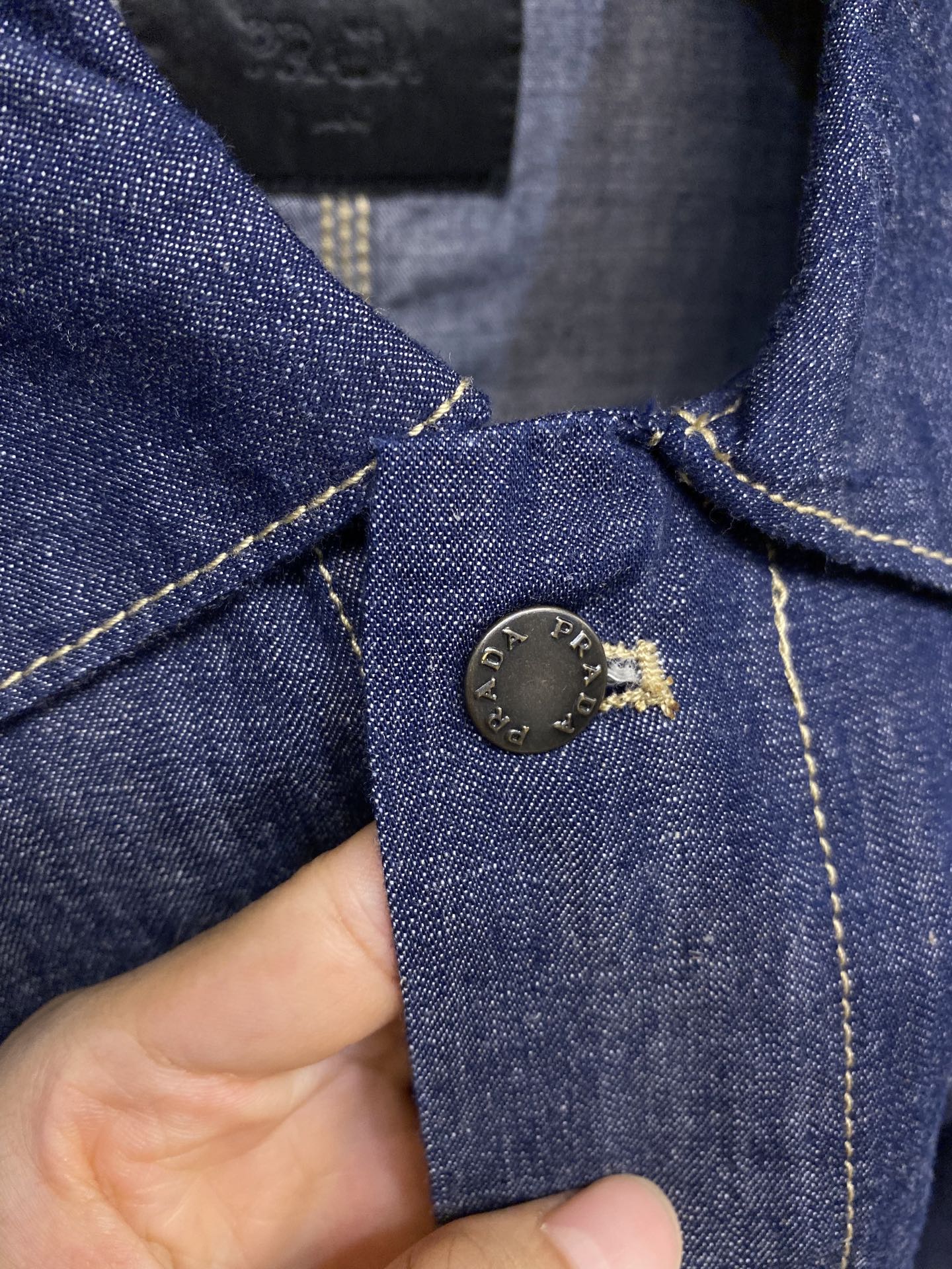 Prada 25SS Unbuttoned Long-Sleeved Jacket with Customized Details – Review & Specs - 图片 6