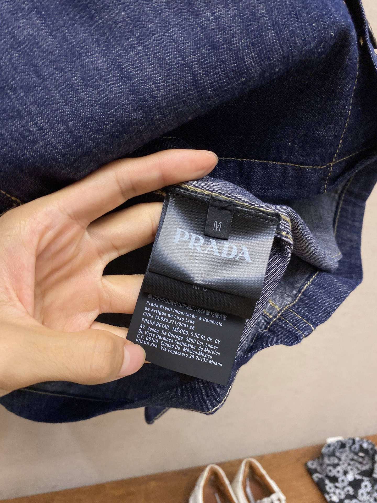 Prada 25SS Unbuttoned Long-Sleeved Jacket with Customized Details – Review & Specs - 图片 8